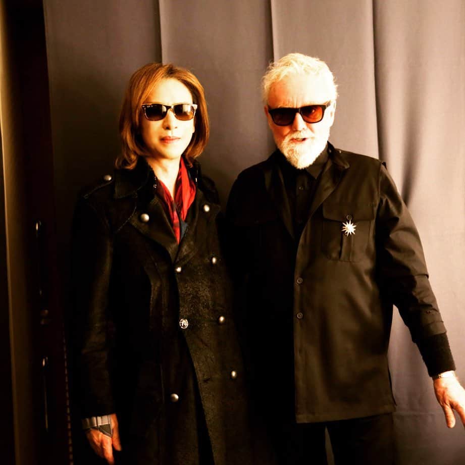 YOSHIKIさんのインスタグラム写真 - (YOSHIKIInstagram)「Wonderful seeing you again tonight @rogertaylorofficial . The #Queen show was great. You sang our song a little at backstage, #foreignsand we collaborated on, brought back so many wonderful memories.  先程、バックステージで再会。」1月26日 21時09分 - yoshikiofficial