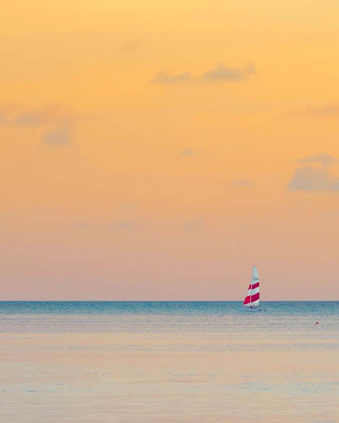 詩歩さんのインスタグラム写真 - (詩歩Instagram)「🏝﻿ ﻿ Sunset in Maldives.﻿ ﻿ モルディブで見た夕陽。﻿ 空はオレンジ色のグラデーションなのに、海はずっとブルー。﻿ ﻿ そのコントラストがキレイでした⛵️﻿ ﻿ ﻿ #shiho_maldives﻿ 📍ココパーム ドゥニコル／モルディブ﻿ 📍COCO PALM DHUNI KOLHU RESORT／Malvides﻿ ﻿ ﻿ ﻿ ©詩歩/Shiho」1月26日 21時11分 - shiho_zekkei