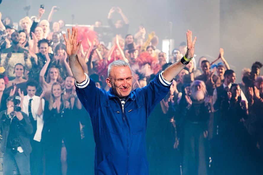のインスタグラム：「クチュール取材：ジャンポール・ゴルチエ（Jean Paul Gaultier）の最後のオートクチュールショーは、フランスのテレビ局が事前にニュースで取り上げるなど国民級の注目を集めていました。そしてシャトレ座の幕が上がると舞台にはボーイ・ジョージ（Boy George）を筆頭に有名人が次々登場し、歌あり踊りありで大盛り上がり。さながら紅白歌合戦です。﻿ ﻿ その中でコーンブラやコルセット、トロンプルイユにタキシード、トリコロールといった、ゴルチエのアイコニックなスタイルが次々披露されました。プレタポルテのラストショもそうでしたが今回も涙は一切ナシ。青いつなぎ姿のゴルチエもご覧の通り元気に飛び跳ねて軽やかに「バイバイ」と手を振り去っていったのでした。ブラボー！それでいい、それがいいと思います！﻿ ﻿ ゴルチエ最期のコレクションのリポートは @wwd_jp のプロフィールのリンクから﻿ ﻿ PHOTO : LAURENT VU / SIPA / SHUTTERSTOCK (c) FAIRCHILD PUBLISHING, LLC﻿ ﻿ #ジャンポールゴルチエ #JeanPaulGaultier #ゴルチエ #Gaultier #coutureweek #hautecouture #pariscoutureweek」