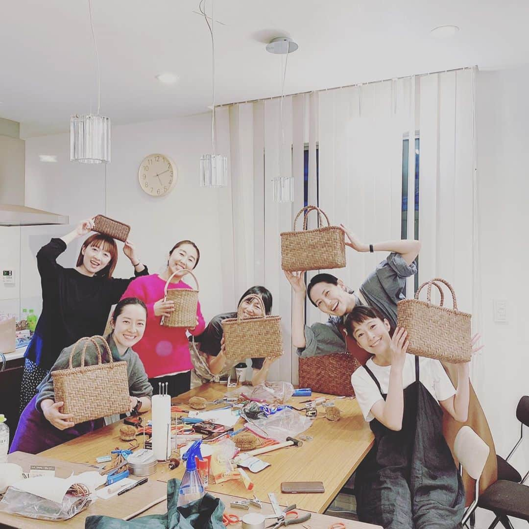 浜島直子さんのインスタグラム写真 - (浜島直子Instagram)「人生初！かご編み体験🧺  土日のたった2日間で本当に仕上がるのか？！と不安はありましたが、先生方の手厚い指導&みんなでやれば楽しい！の相乗効果で見事完成🙌  いやー、思えば、土日の2日間を100％自分のためだけに使ったのは、息子が産まれて初めてかも、、 本当ーーに、楽しかった✨ めちゃくちゃリフレッシュになりました！  そして、少しの力の入れ具合や角度で全く表情が変わってしまうことを身をもって体験して、職人さんたちのプロフェッショナルな技に心からの尊敬の念を。 ・ #工房kago  #山葡萄  #山葡萄かご  #写真4枚目は右が私ので左がアユンコの #高さが違うだけで雰囲気がガラリと違う #私は普通サイズのを一つ持っているので今回は低めに #マコチンはアケビと山葡萄のバスケット #トミエはお財布 #ここにもみゆきちゃん」1月26日 21時22分 - hamaji_0912