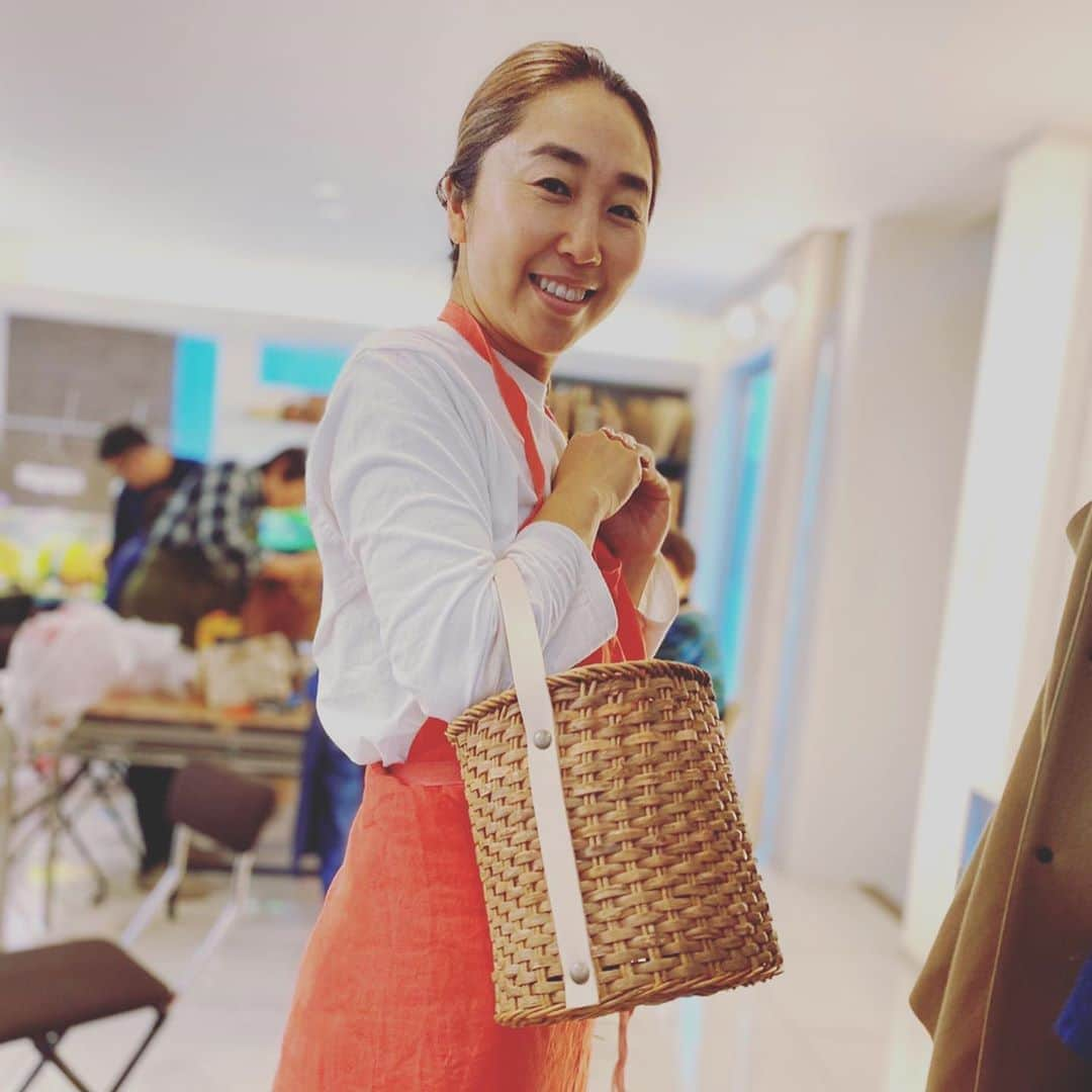 浜島直子さんのインスタグラム写真 - (浜島直子Instagram)「人生初！かご編み体験🧺  土日のたった2日間で本当に仕上がるのか？！と不安はありましたが、先生方の手厚い指導&みんなでやれば楽しい！の相乗効果で見事完成🙌  いやー、思えば、土日の2日間を100％自分のためだけに使ったのは、息子が産まれて初めてかも、、 本当ーーに、楽しかった✨ めちゃくちゃリフレッシュになりました！  そして、少しの力の入れ具合や角度で全く表情が変わってしまうことを身をもって体験して、職人さんたちのプロフェッショナルな技に心からの尊敬の念を。 ・ #工房kago  #山葡萄  #山葡萄かご  #写真4枚目は右が私ので左がアユンコの #高さが違うだけで雰囲気がガラリと違う #私は普通サイズのを一つ持っているので今回は低めに #マコチンはアケビと山葡萄のバスケット #トミエはお財布 #ここにもみゆきちゃん」1月26日 21時22分 - hamaji_0912