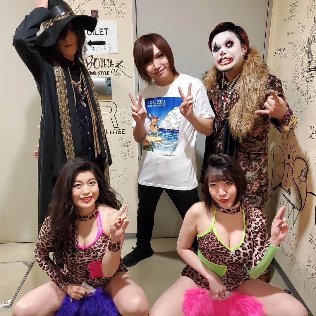鬼龍院翔のインスタグラム：「新潟LOTSにてクソイベでしたー！﻿ 皆さんありがとう！﻿ 対バンのベッド・インさんNoGoDさんありがとうございました！﻿ 記念撮影しようとなり、率先して前に並んでくれるベッド・インのお二人笑﻿ ﻿ 団長とツーショット📱﻿ ﻿ 新潟での当て振りバックバンドさんが確保できなかったのでツアースタッフ＆マネージャーにやってもらいました笑🎸すぐ息切れしていました😇﻿ ﻿ 新潟ありがとうございました！﻿ 次は仙台だよ〜🎤」