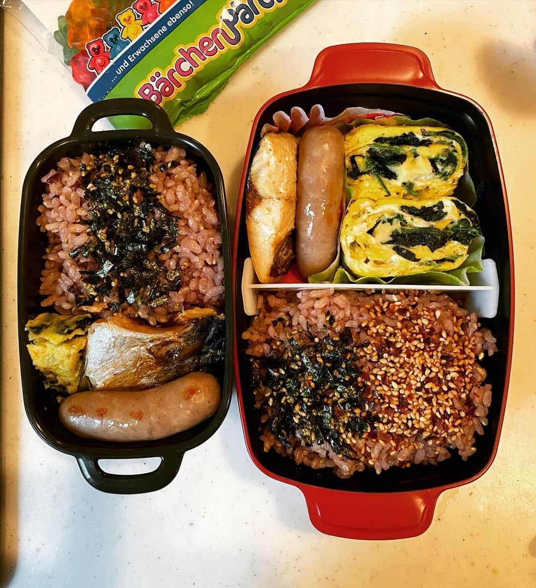 小春のインスタグラム：「ももちゃん頑張れモリモリ弁当作ったの美味しかったから見て。 左は小春の。」
