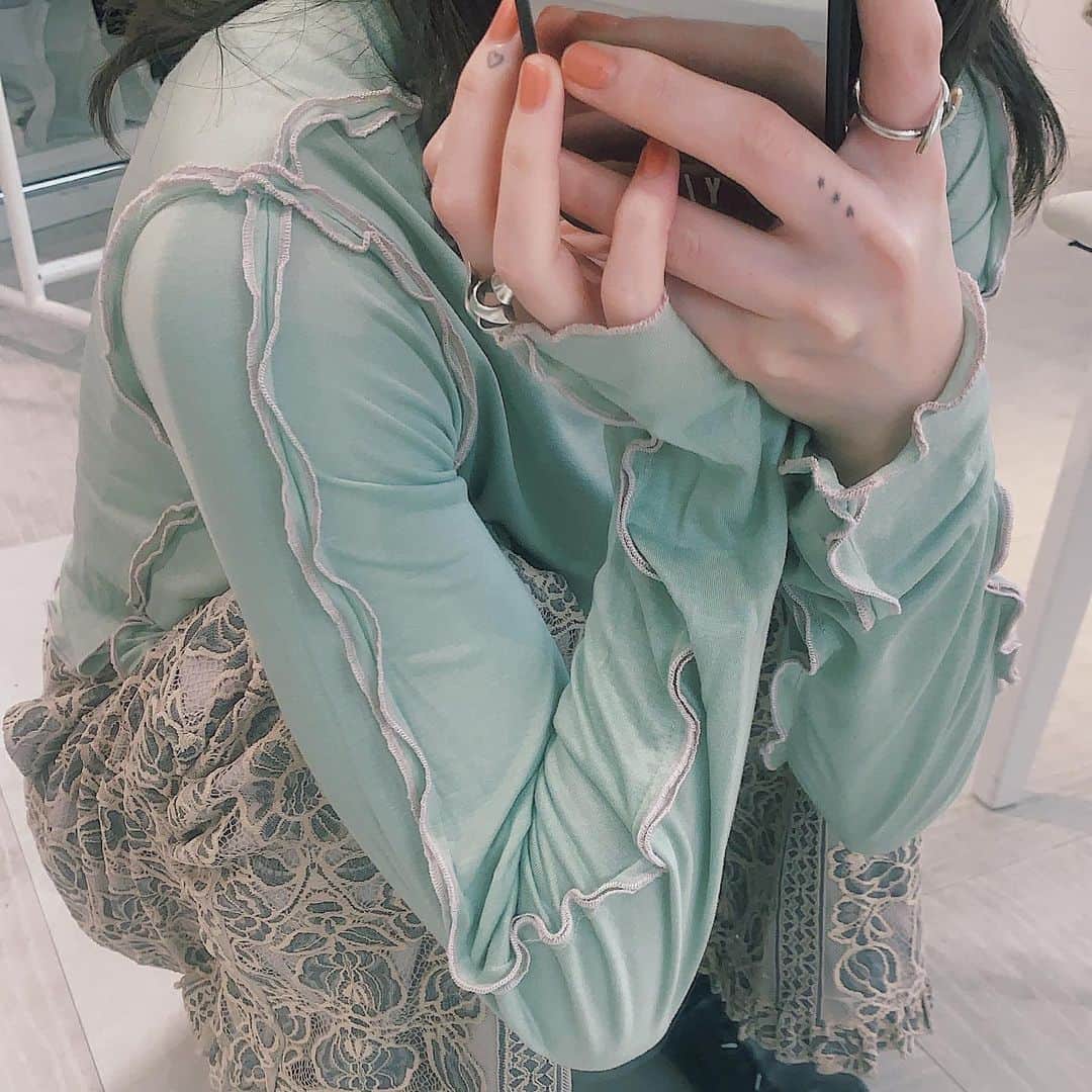 のインスタグラム：「わたしのおすすめはmint 🍃 ( 今年の春はmintおすすめだよ〜〜でもこのtopsねiceも可愛いしyellowも良いし blackも使いやすいよ全部かわいいです) ㅤㅤㅤㅤㅤㅤㅤㅤㅤㅤ 明日までPre Order 10% offで予約出来るのでぜひです◎早くこれいっぱい着たいな〜ん 〜・〜・〜・〜・〜・〜・〜・〜・〜・〜・〜・〜 #merryjenny #2020ss #airrium」