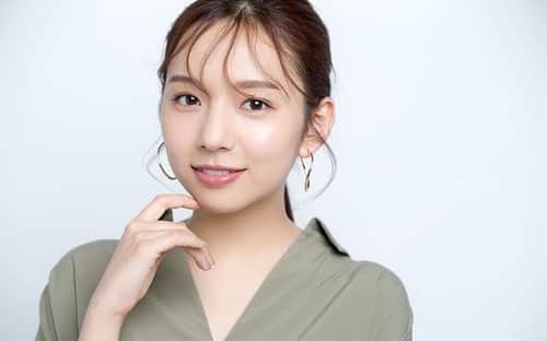 のインスタグラム：「【新内眞衣のアイメイクvol.1】 . Oggi.jpのレギュラーモデルとして活躍する、乃木坂46 新内眞衣のメイク企画が新しく始まりました！ 今回は、アイパレットひとつで、マスカラ以外の目元メイクを完成させるテクニックを紹介しています👀 本人メッセージも届きましたよ！ 皆さん、左にスワイプしてみてください❣️ ・ もっと詳細が知りたい方はOggi.jpモデルページ「新内眞衣」からCHECK☺️ストーリーズからも飛べます💕 ・ #アイメイク #新内眞衣 #まいちゅん #メイク #eyeshadowpalette #eyeshadowmake #howto #コスメ #おしゃれさんと繋がりたい  #おしゃれ好きな人と繋がりたい  #冬メイク #メイクアップ #アイメイクプロセス #乃木坂46  #雑誌oggi」