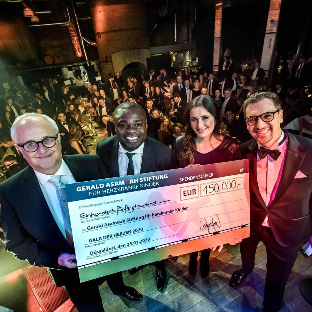ゲーラルド・アサモアのインスタグラム：「Was für ein Abend gestern bei der #GalaDerHerzen! Unglaubliche 150.000 Euro sind zusammen gekommen 🙏🏿🙏🏿🙏🏿 Ich möchte mich bei allen von Herzen bedanken, dass sie uns bei der @gerald.asamoah.stiftung unterstützen, herzkranken Kindern zu helfen. Diese Unterstützung ist wirklich nicht selbstverständlich und bedeutet mir sehr, sehr viel! Mir ist es extrem wichtig und eine echte Herzensangelegenheit, Kindern, die so früh so schwer krank sind, zu helfen und zu versuchen, ihnen das Lachen und den Mut zurückzugeben. Und allen, die uns dabei begleiten kann ich nur nochmal DANKE sagen - ohne euch geht es nicht!!! Lasst uns weiterhin gemeinsam helfen 🙌🏿❤️❤️🙏🏿🙏🏿❤️❤️ Mit dieser Summe finanzieren wir ein gemeinsames Projekt mit @kinderherzen in Ghana. Mit dem „mobilen OP“ können Herzoperationen vor Ort ermöglicht werden, dort, wo die kleinen Patienten sonst keine Hilfe bekommen könnten. Mit dem Erlös des Gala-Abends werden wir ca. 35 herzkranken Kindern in Ghana das Leben retten können 🙏🏿🙏🏿🙏🏿 📷: @andreasendermann」