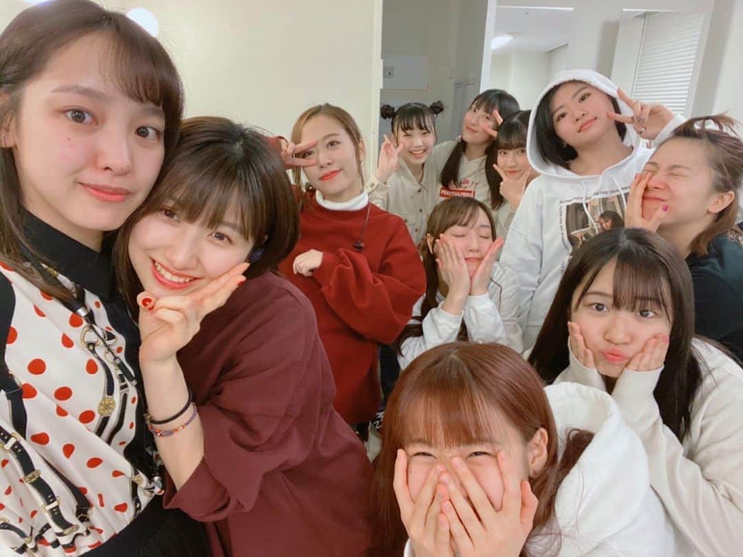 飯窪春菜のインスタグラム：「🌅👩🏻👩🏻‍🦰 ・ ・ ハロコン大阪ありがとうございました〜！ メイク落とした人やこれからメイク落とす人、メイク落としてる最中で映れなかった人もいますが…ワチャワチャshot☺️ ・ 楽屋であゆみんと〜！ ポートレートすごーーーーって思いました。 ・ 本番前に撮った駆け込み写真も📸 ・ ・ ・ #helloproject  #morningmusume20  #morningmusume  #はるなの毎日  #飯窪ってる」