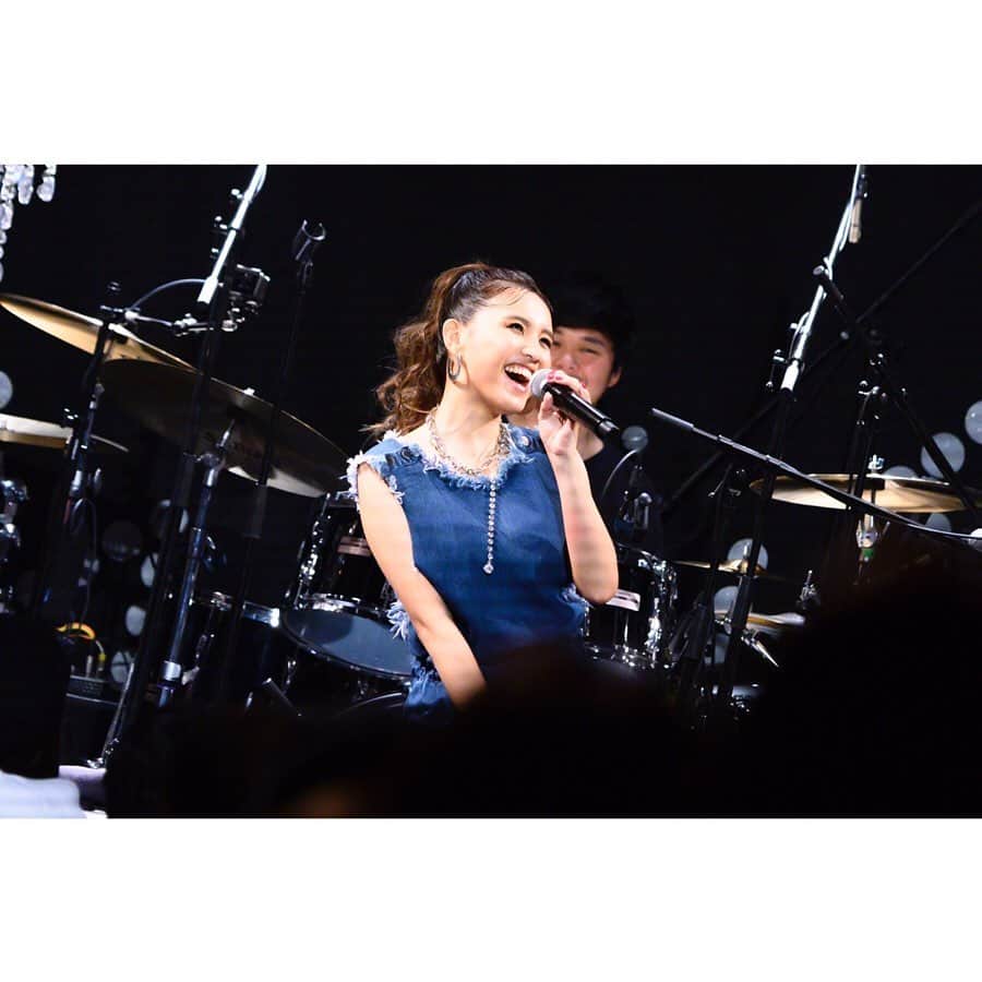 Beverlyさんのインスタグラム写真 - (BeverlyInstagram)「I’m still in cloud nine 😍💖 Thank you for being with me on my special day.  I sing because I love to sing. But to be able to really do this as a profession and share it with you is something I am very thankful for.  I will not stop chasing my dreams. I know I’m not alone in this journey because I have you guys. 😌♾ #Beverly_LR Photo by @seitaro__tanaka  Styling by @m1nam1_515  Hair&Make by @shihominishio」1月26日 21時29分 - beverly_official_