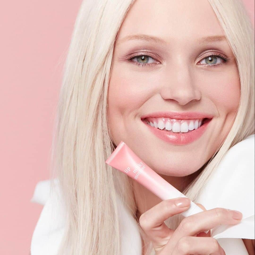 Clarins Italiaさんのインスタグラム写真 - (Clarins ItaliaInstagram)「Inizia la settimana con una nuvola di bontà firmata #Clarins ⁣🍭 ⁣🍭 ⁣🍭 ⁣Il comfort di 𝓛𝓲𝓹 𝓜𝓲𝓵𝓴𝔂 𝓜𝓸𝓾𝓼𝓼𝓮 non è dato soltanto dalla sua texture voluttuosa, ma anche dall'applicatore vellutato che facilita la stesura e deposita, come una carezza, la quantità ideale di prodotto, per un risultato perfettamente omogeneo! ⁣---------- ⁣#Clarins #ClarinsMakeUp #MilkShakeCollection #LipMilkyMousse」1月26日 21時30分 - clarinsitalia