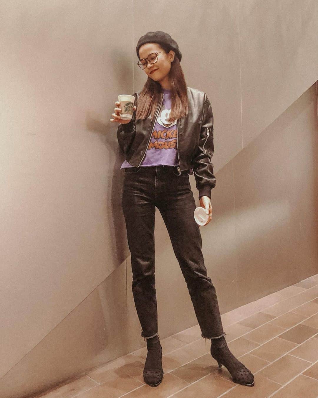 MiracleVellMagicのインスタグラム：「i decided to stop feeling guilty about having time to relax or doing some nice things for myself on my day off. haha this might sound weird but i always feel like i have to be working towards something and being productive. and i know that is not healthy. anyways it’s sunday today. i’m just gonna read some books and take a nice bath and go to bed. that’s it! 🤘🏻 私、”休む”ことに罪悪感を感じてるなぁ。‬ ‪1日休みの日でも何かしていなきゃいけない、常に生産的でいなきゃいけない気がして。‬ ‪でもその焦りって毒だ。‬ ‪休む時は休まなきゃ。動きたい時に100%の力で動けるように！‬ ‪自分の心と体は自分の責任。‬ ‪私が私をお世話して、最高の状態を作ってあげなきゃ！‬🌱」