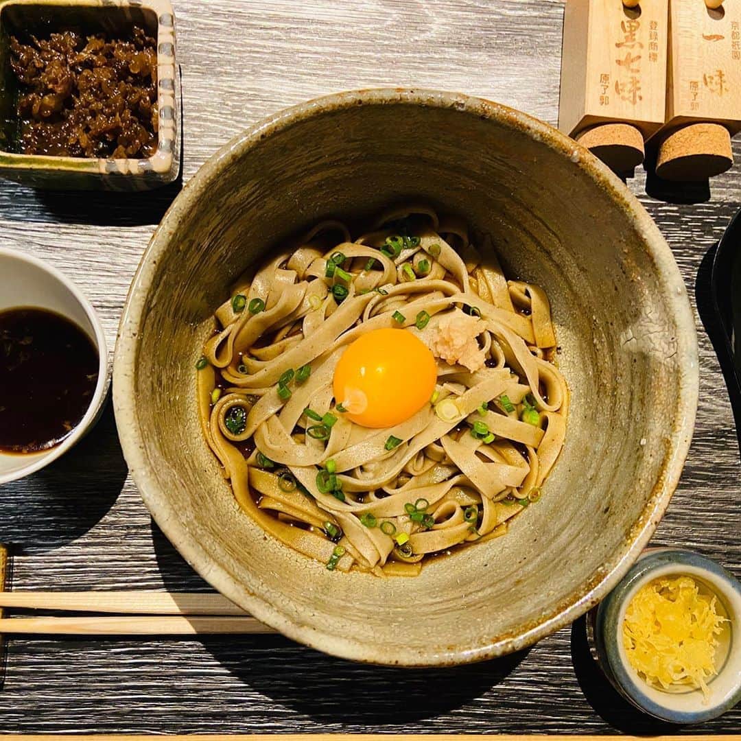 工藤村正のインスタグラム：「最近の素敵発見❣️ 少々距離はあるが、期待を裏切らないお蕎麦屋さん。石挽きそば守貞‼️ フランク・ロイド・ライト　コレクションのコーヒーカップ、ステンドグラス、昭和初期を彷彿させる素敵なカフェ。  日本庭園を眺めながらの一杯は寛ぎと至福の時を堪能。コーヒーのブランドも多くとても嬉しい。是非行ってみてください。 近々、敷地内のにある蔵は改装されギャラリーになるとの事です😊‼️ 滋賀県蒲生郡日野町大字村井1365 0748 29 3470」