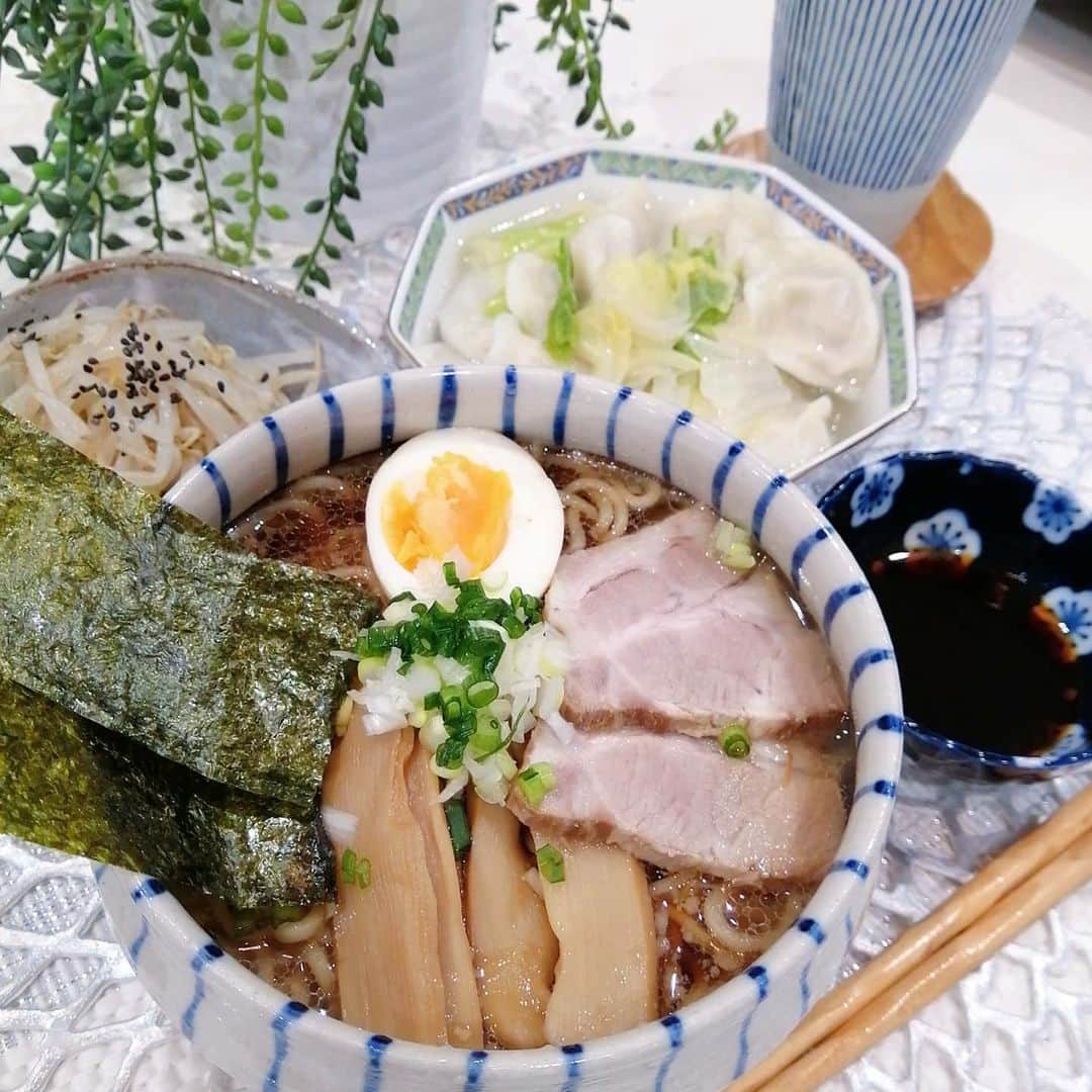 momoさんのインスタグラム写真 - (momoInstagram)「#晩御飯#食費月1万円 ・ ・ @naokyu_tokyoramen こく旨醤油ラーメン 水餃子 ナムル ・ ・ 楽しみにしてた#直久 のラーメン🍜❤️ めーーーーっちゃくちゃ美味しかった😭❤️❤️❤️ ・ ・ いつか煮干しと鶏の骨と昆布と、、、2日かけてお手製ラーメンを1から作ったのを覚えているでしょうか。あの苦労は何だったのだろうか。 ・ ・ 家で食べるラーメンって限界あるやん？ これ本当にお店クオリティ！！！ 濃い目でこく旨って言葉がぴったりの醤油ラーメン。 しかもさ、こういうのって1食分って少ないやん？ しっかり量もあるの！！！ 具材余っちゃったしあんまり美味しかったから、夕飯準備してたのに両親呼び寄せて食べさせた(笑) ・ ・ ラーメン食べにいくの子連れだとハードル高かったけん、これは絶対にリピ🥰 水餃子も直久の！ これももちろん美味しかったけど、やっぱりラーメンの美味しさが抜群すぎて水餃子薄れたごめん(笑) ・ ・ 久しぶりに美味しいラーメン食べれて幸せやった〜😭 味玉とネギは私が入れたけど、他の具もセットだったよ！ メンマが大好きすぎた！！！！ ・ ・ 私の熱量で#PR だけどいかに美味しかったか伝わって！！！！！！ 直久　ラーメン　通販で検索🔍してみて！楽天であったよ💃❤️ ・ ・ ・ 買う！！！！ ・ ・ #麺処直久#なおきゅう#晩ごはん#晩ご飯#夕食#夕御飯#夕食#おうちごはん#節約#節約ご飯#食費月1万円#晩御飯#食費1万#デリスタグラム#デリスタグラマー#クッキングラム#ワーママ#大分#instafood」1月26日 21時35分 - m.o.m.o.k