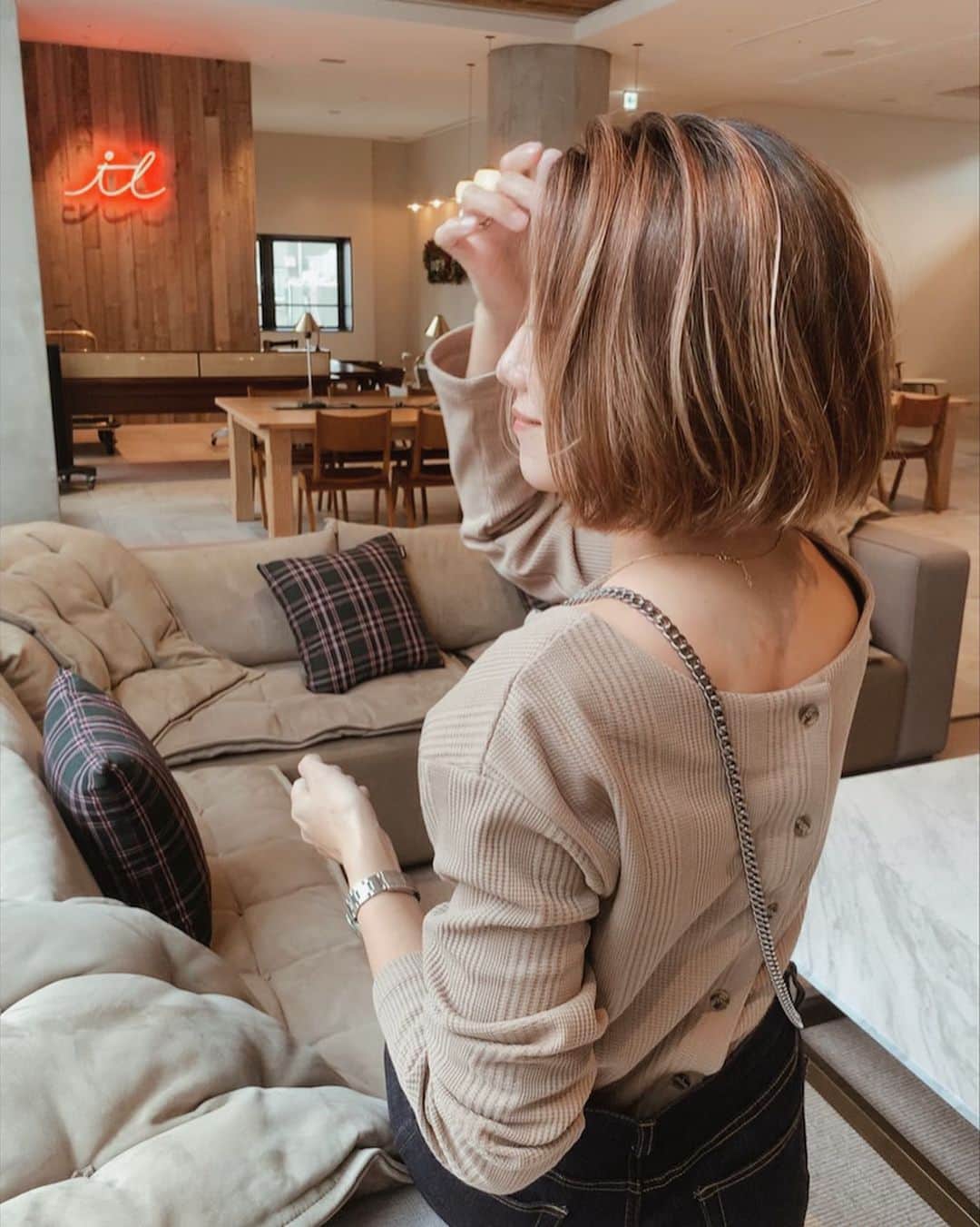のインスタグラム：「lunch code 🍽 . . . 先日、 @reedit_official  さんの 展示会で、一目惚れした、 デザインがツボな、 リサイクル♻️デニム꒡̈⃝ 環境に優しいし、履き心地も柔らかい〇 . . . トップスは 前後ろ着回しできるので、今回は後ろをボタンに꒡̈⃝ . . デニムもトップスもどんなコーデにも使える、着回ししやすいアイテムは、ほんと、オススメ‎⋆ ･‎⋆ ･‎⋆ ･‎⋆ . . . .  #reedit #リエディ #リエディスタ #リサイクルデニム #SDGs #サステナブルファッション#デニムコーデ #2way#着回しアイテム#ママコーデ#デニム#denim#梅田カフェ#カフェランチ」