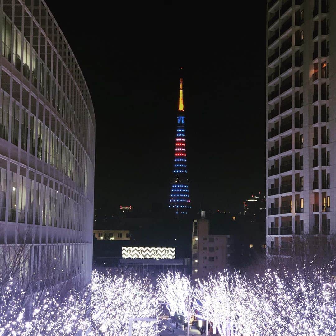 野宮真貴さんのインスタグラム写真 - (野宮真貴Instagram)「東京は夜の七時﻿ ﻿ 今日の東京タワーは、オーストラリア国旗をイメージしたカラー。 森林火災へ向けた、支援と哀悼のダイヤモンドヴェール。﻿ 1日も早い収束を願っています。﻿ ﻿ #東京は夜の七時 #🗼 #野宮真貴 #missmakinomiya」1月26日 21時38分 - missmakinomiya