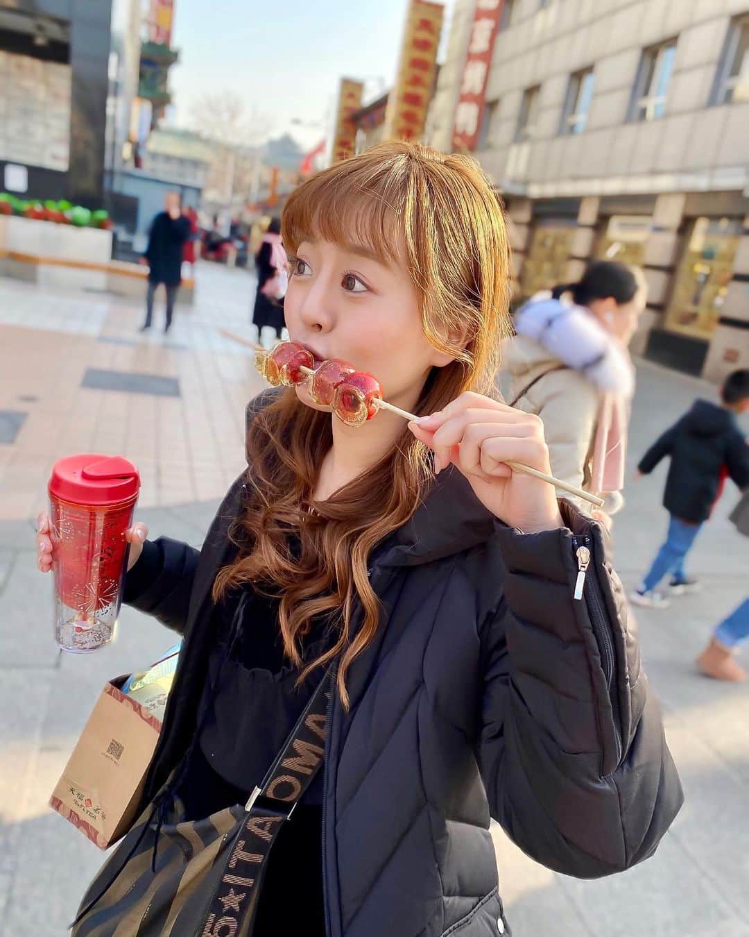 のインスタグラム：「🍎🍎🍎 in Beijing この赤いのは「さんざし飴」 さんざしはバラ科の果物らしいのですが 味はりんご飴にそっくりでした😋 「稲香村」というお店の入口に売られていて 店内は日本の駄菓子屋さんみたいでした。 ちなみに稲香村の読み方は、 「いなかむら」と定めました。 これ、テストに出ます。 . #流石の伝達力 #気が付けば皆口々にいなかむら #たぶん違う #スタバタンブラー #まるでさんざし飴」
