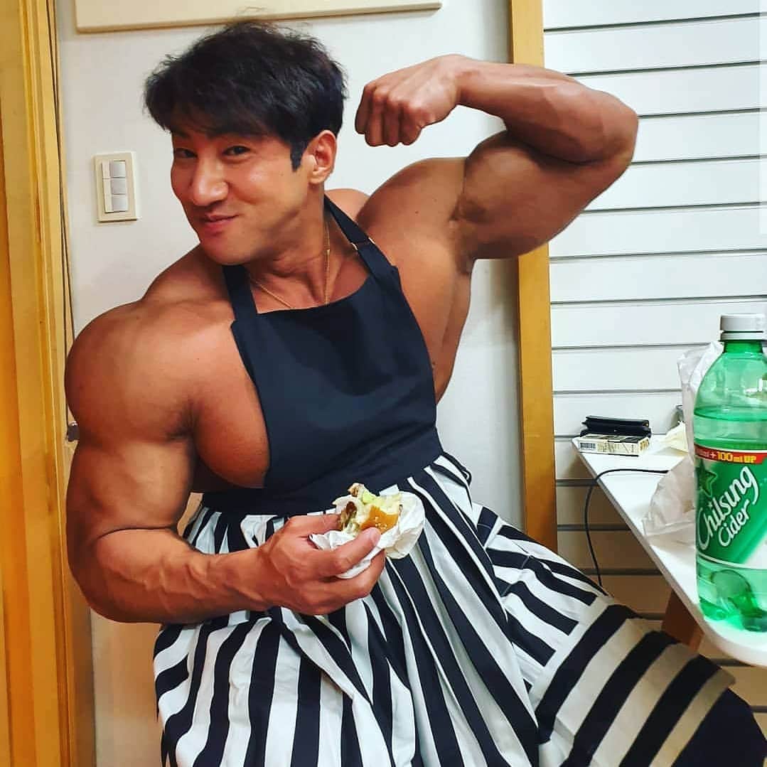 CHUL SOONさんのインスタグラム写真 - (CHUL SOONInstagram)「Chef Chul,  Read the bottle. . . . . Huge training Program available at chulsoon.com  Follow the Facebook page to see work outs.  Facebook.com/chulsoonofficial @chul_soon @chulsoon_official (한국계정)  ______________________________ #Musclemania Pro #teamchuls makeup #chef #teddybear #cutebear #fitness #chulsoon #korean #fitnessmodel  #aesthetic #aesthetics #wbff #ifbb #chulsoon2020 #motivation  #fitfam  #다이어트 #식단」1月26日 21時41分 - chul_soon