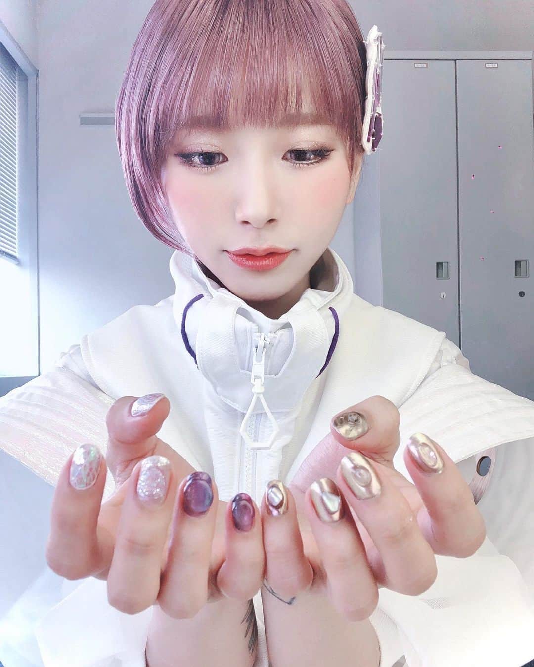 病夢やみいのインスタグラム：「最近のネイル @xnailist.yuriyurix  スタジオでの引きの撮影や大きな会場でも分かるような派手なデザインにしていただきました💭 右手はブロンズがかった渋めイエロー。 左手にもユリちゃんのアートで好きなものを詰め込んでいただきました。ちゃんと担当カラーが入っているのももさすが、、。もう伸びないでほしい爪」