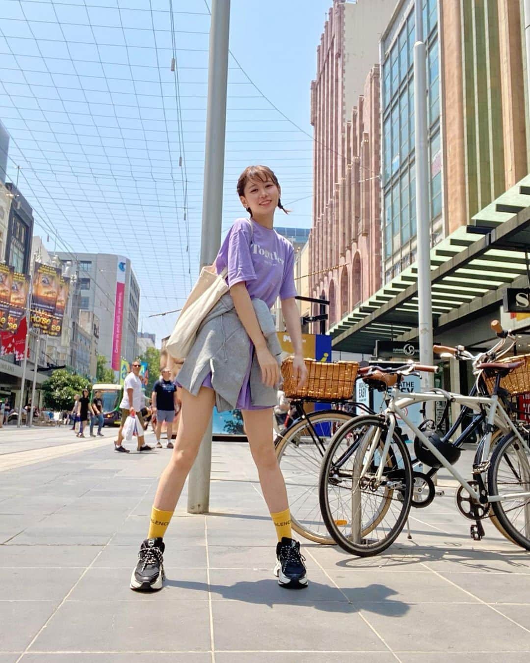 ゆきりぬさんのインスタグラム写真 - (ゆきりぬInstagram)「スポーティな服装にしてみたよ！ お洋服は私の好きな紫〜 これは @shoplist_official で買った @sonyunara_jp のセットアップだよ！すっごく楽チンでお気に入りになりました笑 カジュアルな感じなのでスポーティな @balenciaga のソックスを合わせてみたよ。パーカーも @shoplist_official で買ったんだけど、裏起毛で暖かくて寒暖差がある時に便利だった🙆‍♀️ トートバッグは @drwcys_official の展示会で頂いたものなんだけど、旅行の時はトートバッグ一つあると本当に使いやすいなって思うよ💫 . . 今回は髪型も合わせてスポーティっぽくしてみた！普段はあんまりしない編み込み二つ結びにしてみた。 これはそのうち動画で紹介します🙌 . . #sonyunara #drwcys #shoplist #balenciaga #nakedwolfe #夏コーデ #韓国ファッション #セットアップ」1月26日 21時42分 - yukirin_u