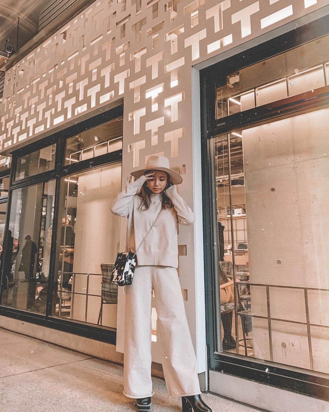 ✷kana✷のインスタグラム：「🧳👟 #outfit . . setup @aimable_i_sm  異常なほどサロペと同じぐらい セットアップがすき笑 それひとつでコーデ決まるし楽だし♡ 似たようなのたくさんあるけど 全部違うの、、🤪 . バタバタ忙しない週末だったけど 充電できた🔋♡ またあしたからがんばろう〜」