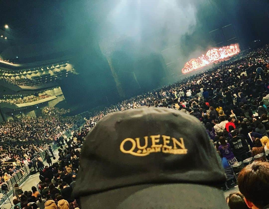 藤井マリーさんのインスタグラム写真 - (藤井マリーInstagram)「#QUEEN 来日live  演出とパフォーマンスに感性撃たれすぎて終始涙が止まらなかった…最高すぎました😭💓 また日本🇯🇵にきてもらえますようにっ！グッズはキャップとパーカーを購入！ ※場内、ライブ中も撮影可能でした👏 肉眼でみたいので少ししかとってませんがおすそわけ！  #アダムランバート #ブライアンメイ #フレディマーキュリー #ジョンディーコン #ロジャーテイラー #adamlambert #brianmay #freddiemercury  #johndeacon #rogertaylor #埼玉スーパーアリーナ #live #rock #rockband #japan #superstar #nomusicnolife」1月26日 21時44分 - fujimary_6