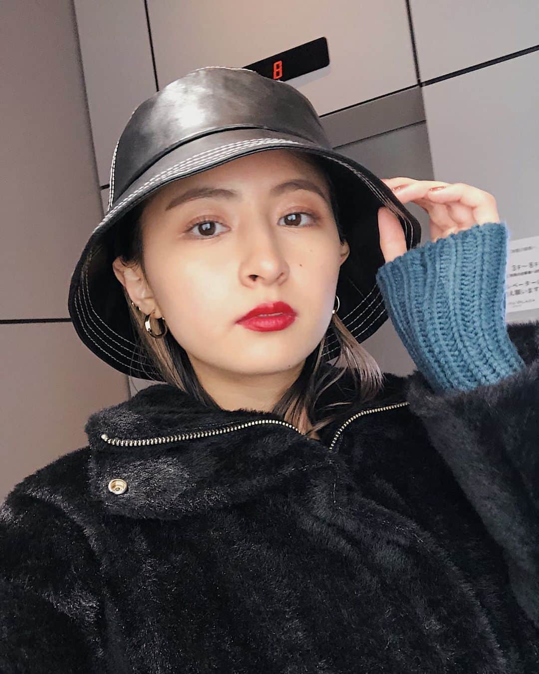 Julia Castroさんのインスタグラム写真 - (Julia CastroInstagram)「帽子をもっと楽しまないととと🎩 あっという間に春になるから今のうちに冬服楽しもう🖤 SAYAKAちゃん×MURUAのジャケット暖かくて可愛くて絶賛愛用中。 お気に入りすぎる🖤 . #fashion #winter #blackstyle #outfit #ootd #outfitoftheday  #murua #tokyo #buckethat #hat #blackfashion #allblack #winterfashion #girl #冬服 #ファッション #バケハ #ジャケット #ブラックコーデ #黒 #黒ファッション #帽子 #黒ジャケット #防寒 #女の子 #赤リップ #インカメの画質がどんどん悪くなっていってる気がする #julifashion」1月26日 21時44分 - julia.c.0209