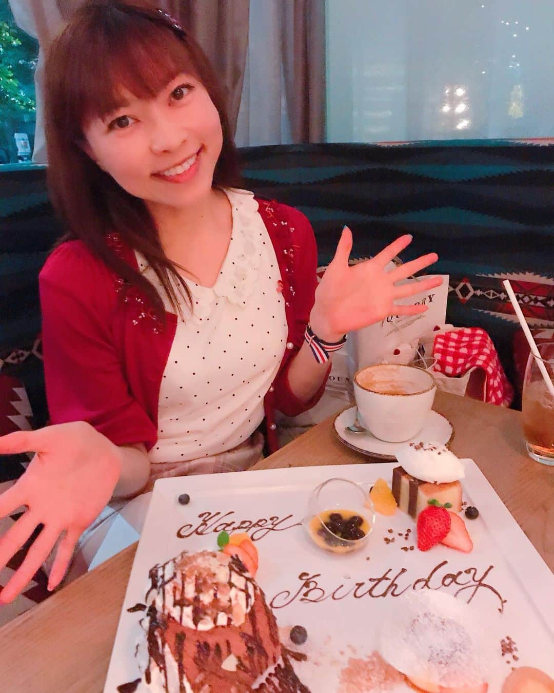 DJ MIYAさんのインスタグラム写真 - (DJ MIYAInstagram)「今日は、MIYAの誕生日でーす！！！祝☆彡my Birthdayに選んだのがこの天王洲にある「RIDE」♪momとdinnerしてきました♪❤️ @ride_tennoz.tokyo .  ガストロパブをテーマにした薪火グリルがすごい美味しかった～！薪火で仕上げた、お肉が香ばしくて中が柔らかいですね～～！！💗 .  雰囲気もよくて、素敵なレストランでしたぁ～♪⭐︎⭐️⭐︎(o^^o)  スパークリングワインと白ワインで乾杯🥂🥂 「希少アルゼンチンビーフ サーロインの薪火焼き」 2800  薪で焼いたお肉って珍しいよねーん❤️❤️ 「クアトロフォルマッジ 」  4種類のチーズがたっぷりと乗っていて、さらにとろーりと蜂蜜をかけていただくPizza❤️ パリッパリの生地に、チーズの濃厚なお味とが見事にぴったりでとても美味しいー！！❤️ . .  Sweets plateで🍰お祝いしてくれましたーぁぁ🥂超嬉しい〜💗❤️ 可愛いしー！なーんとタピオカもパッションフルーツと和えてあって感激しましたぁー！❤️美味しすぎたっっ。 .  カフェラテもとても美味しかったでーす❤️❤️ . . .  炭火×薪火×レストラン RIDE 品川 天王洲店行ってみてね☆彡 . .  #バースデーディナー　#誕生日パーティー　#誕生日祝い　#天王洲アイル　#天王洲 #炭火焼き　#お肉料理　#誕生日ディナー　#グルメ女子　#グルメ　#インスタグラマー #インフルエンサー　#ブロガー　#旅インスタグラマー　#birthdaydinner #東京グルメ #デートスポット　#イタリアンレストラン　#レストラン　#旅インスタグラマー　#今日のコーデ #グルメブロガー　#グルメ好き　#ファッショニスタ　#今日のメイク　#今日のファッション」1月26日 21時44分 - dj_miya