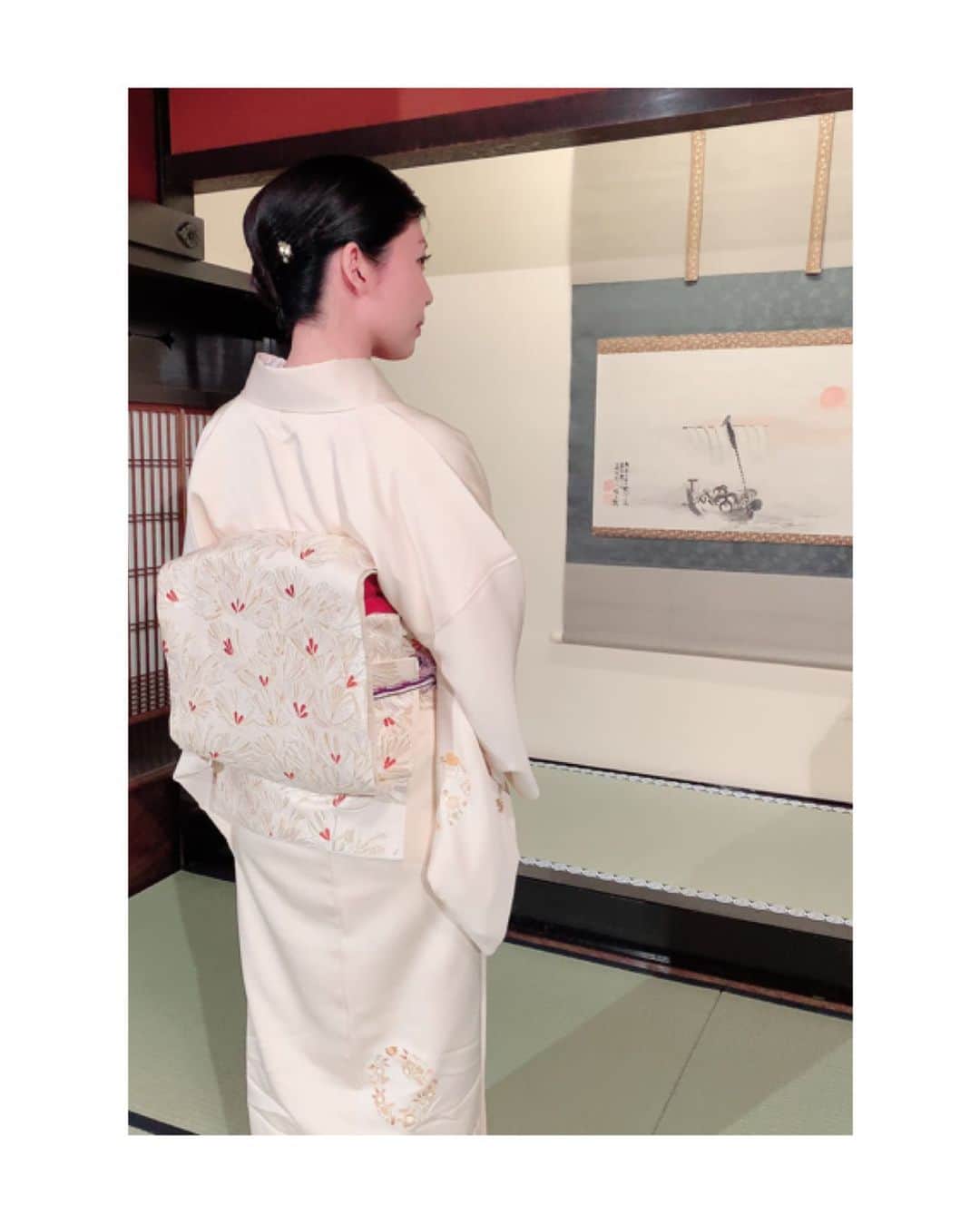 川村亜紀さんのインスタグラム写真 - (川村亜紀Instagram)「後ろは、この様な感じです👘  #お着物 や #花街 #歌舞伎 など #日本の伝統 が長く守られ受け継がれますように。 #kimono #kimonocordinate #japanesekimono #japanesetradition #beautifultradition #lovekimono  #instakimono  #お着物 #お着物コーディネイト #日本の伝統 #守るべきもの #帯とお着物 #帯締めと帯揚げ #お草履とバッグ #帯留め #組み合わせが楽しい  #袷 #付下げ #袋帯 #に志田 さん #長吉呉服店 さん #きねや さん #亜紀の和装記録」1月26日 21時46分 - _aki1015_
