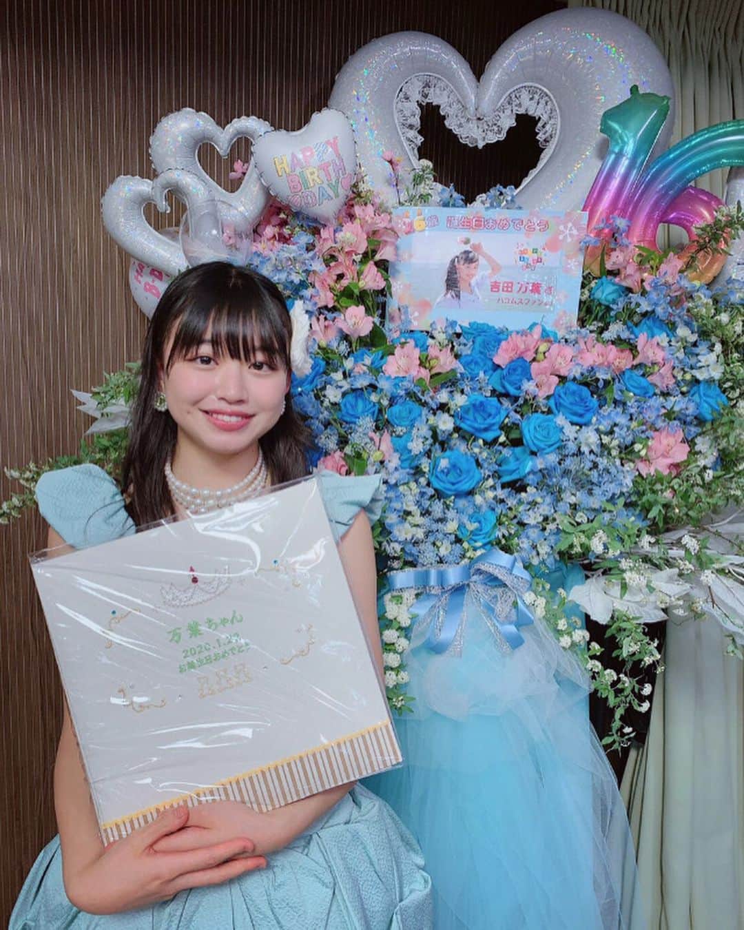 吉田万葉のインスタグラム：「16歳になった万葉の気持ちです。◡̈ 今日は本当にありがとうございました！ 気持ちいい達成感ともっとこうしたいっていう悔しい気持ちと両方を感じた生誕祭でした✊🏻 万葉がハコムスに加入したころから私のことを知ってくれている方は今日のソロ曲とかドキドキだったかな？笑 でも目をつむって歌を聞いてくれている方もいらっしゃって嬉しかった！ ありがとう。  お花、ケーキ、アルバム、お手紙、プレゼント ほんっとうに本当にありがとうございます。💗 嬉しいﻌﻌﻌ♥  アルバムやお手紙全部読みました。みんなの気持ちが沢山詰まってて、すごく幸せな気持ちになったよ〜‪\♡︎/︎ プレゼントも嬉しいっ♡ 大切に大切にします！  ケーキもめっちゃ美味しかった(*Ü*) お花も持って帰ってきました❁︎ ぜんぶ全部✨たからもの✨‪‪です」
