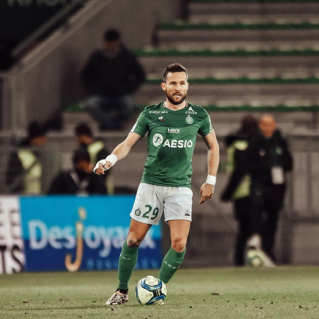 ヨアン・キャバイェのインスタグラム：「@asseofficiel ✌🏼🍀」