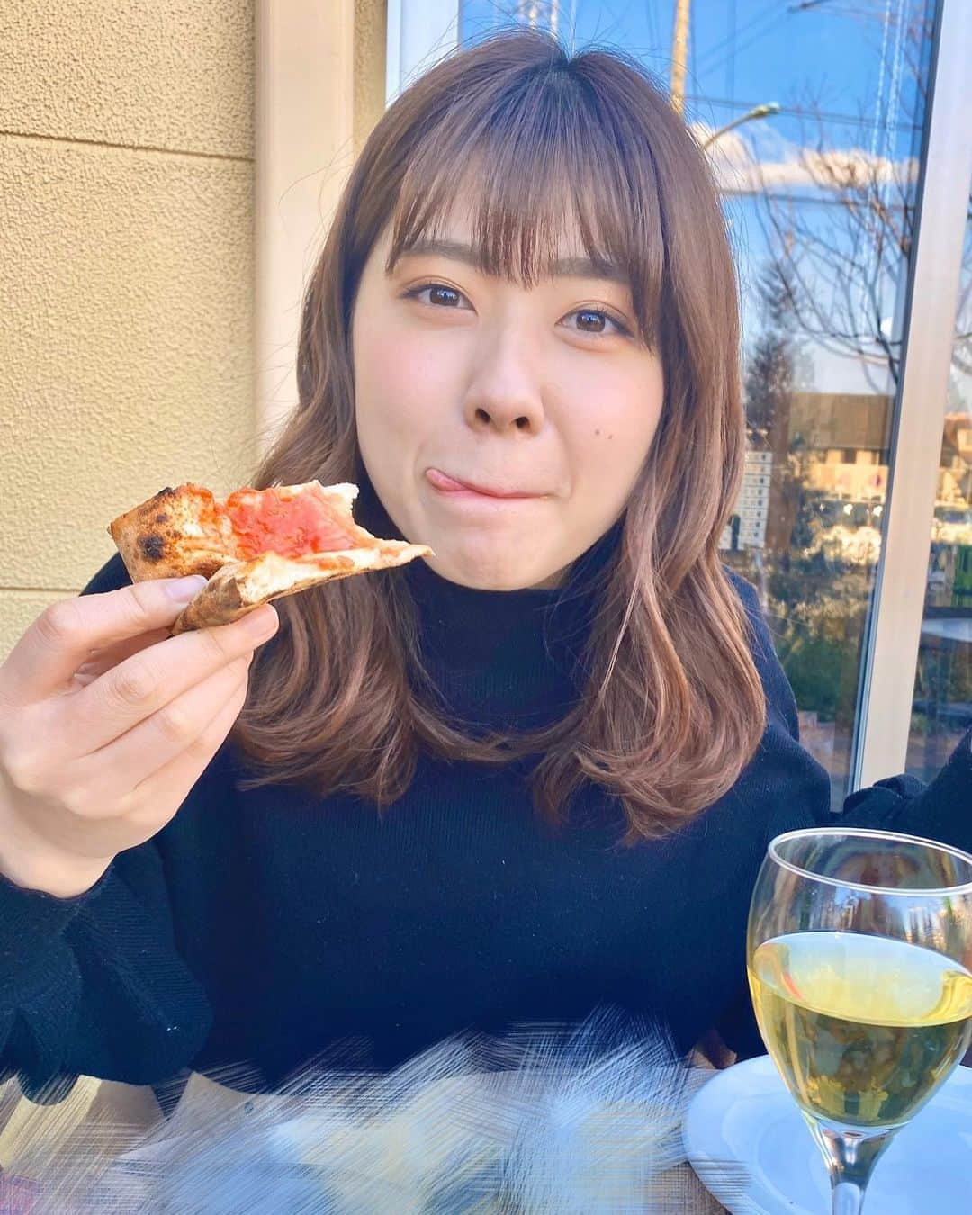 清水麻璃亜さんのインスタグラム写真 - (清水麻璃亜Instagram)「この前テラス席でピザ食べました〜！ 太陽の下で美味しいもの食べるってしあわせ倍増🍕 * 食べかけの食器きれいじゃなくてモザイク笑 #ピザ　#pizza  #今日の美味しみず」1月26日 21時52分 - gn___maria