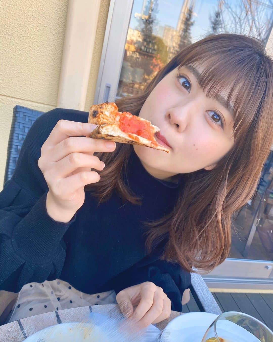 清水麻璃亜のインスタグラム：「この前テラス席でピザ食べました〜！ 太陽の下で美味しいもの食べるってしあわせ倍増🍕 * 食べかけの食器きれいじゃなくてモザイク笑 #ピザ　#pizza  #今日の美味しみず」
