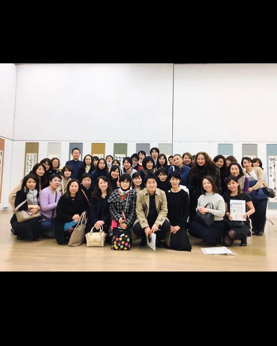 鈴木暁昇のインスタグラム：「* 産経国際書展・新春展解説会 * 門下生向けに課外授業を行いました。出品した方、これから出品しようとする方も含め書道により興味を持ち好きになってもらえるような時間にしようと。 * Extracurricular lessons were held at the exhibition hall for students.  I tried to make the calligraphy more interesting and enjoyable, including those who exhibited at the exhibition and those who are about to exhibit at the future. * 解説会終了後は参加された一人一人の作品を順番に解説、全員に賞をあたえたいと思うぐらいそれぞれの思いが伝わる一生懸命に仕上げ綺麗に表装された作品に指導者としてまた頑張ろう、門下生にとってよりよい環境・学びの場を作ろう、と力をいただきました。 * 1月22日より2月3日まで地下鉄千代田線・乃木坂駅直結・新国立美術館で開催されますのでお時間ある方は是非お越しください。※火曜日は美術館の休館日です。 * ***** ***** ***** ***** 一緒に書道を楽しみませんか✨ ◆2月開講鈴木曉昇通信基礎講座、リアル講座等、新規受講生募集中✨ * 詳しい内容はホームページに記載しております。申し込みはメッセージかホームページ問い合わせより受付致します。 * 🔎鈴木曉昇 🔎鈴木曉昇 書芸教室 * #書道 #鈴木曉昇 #和 #wabisabi #calligraphy #筆文字 #artistic #硬筆 #ペン字 #beautiful #chinesecalligraphy #japanesecalligraphy #墨 #sumi #書法 #japan #手書き #美文字 #手書きツイート #オリンピック #Olympic #japaneseculture #日本 #chineseculture #書道パフォーマンス #産経国際」