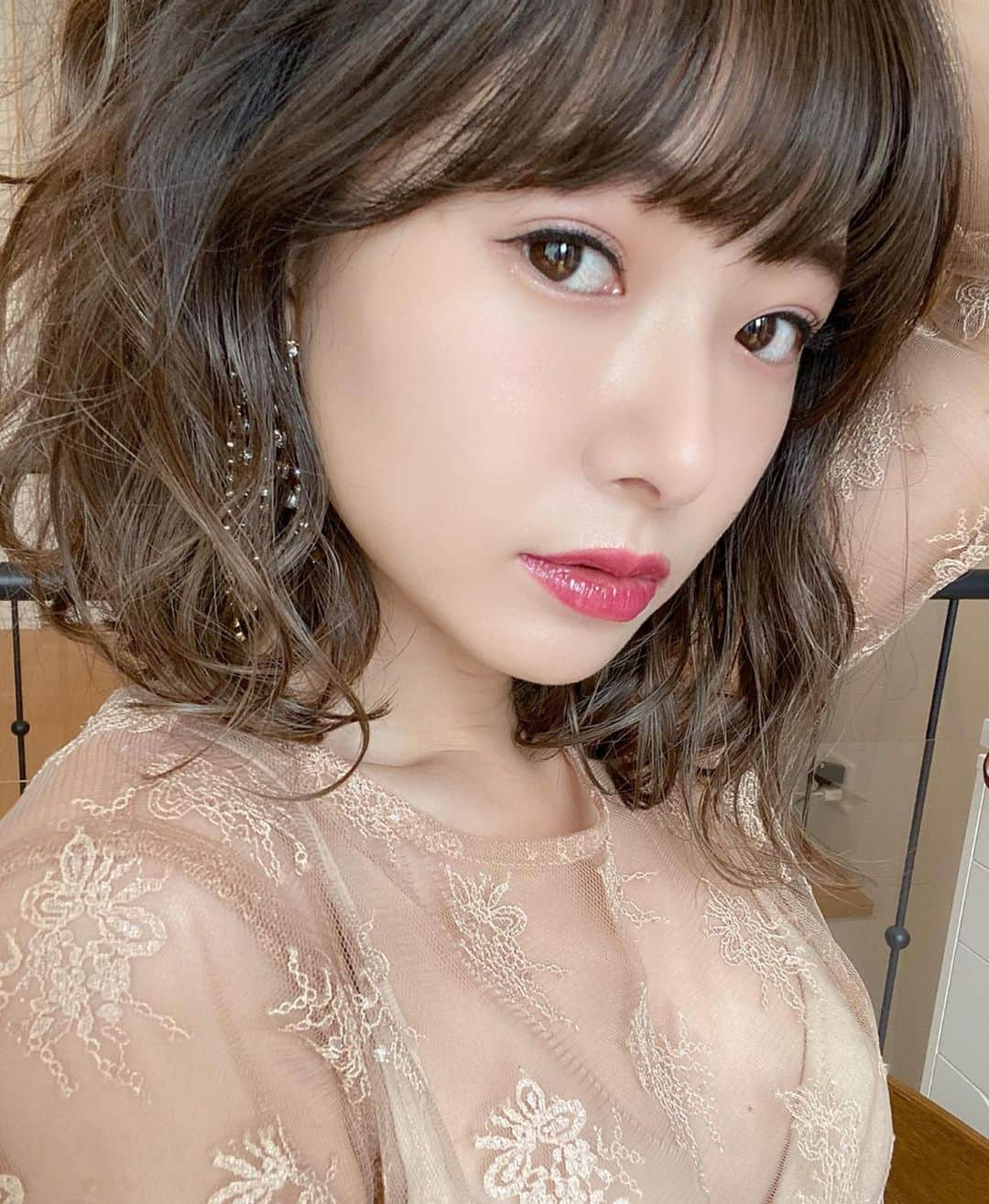 西川瑞希（みずきてぃ）さんのインスタグラム写真 - (西川瑞希（みずきてぃ）Instagram)「久々に髪色明るくなりました☺︎ずっとやりたかった #アッシュベージュ カラー❤︎この透け感、柔らかさ、くすみ感…本当にキレイ✨こだわりは @kate__kinoshita さんが考えてくれたものすごーい極細のハイライトっこれで自然に馴染んでくれました！ . 心配だった痛みも、 @kate_omotesando のトリートメントのおかげでいつも通りのツヤ髪に！春撮影もスタートし、新しく新鮮な気持ち🌸 . イメチェンって楽しいな❤︎❤︎❤︎ . #nexhair #haircolor #kateomotesando #mizukitotalbeauty #ヘアカラー #イメチェン #ブリーチカラー #ハイライトカラー #髪色チェンジ #ボブ」1月26日 21時53分 - mizuki_nishikawa_