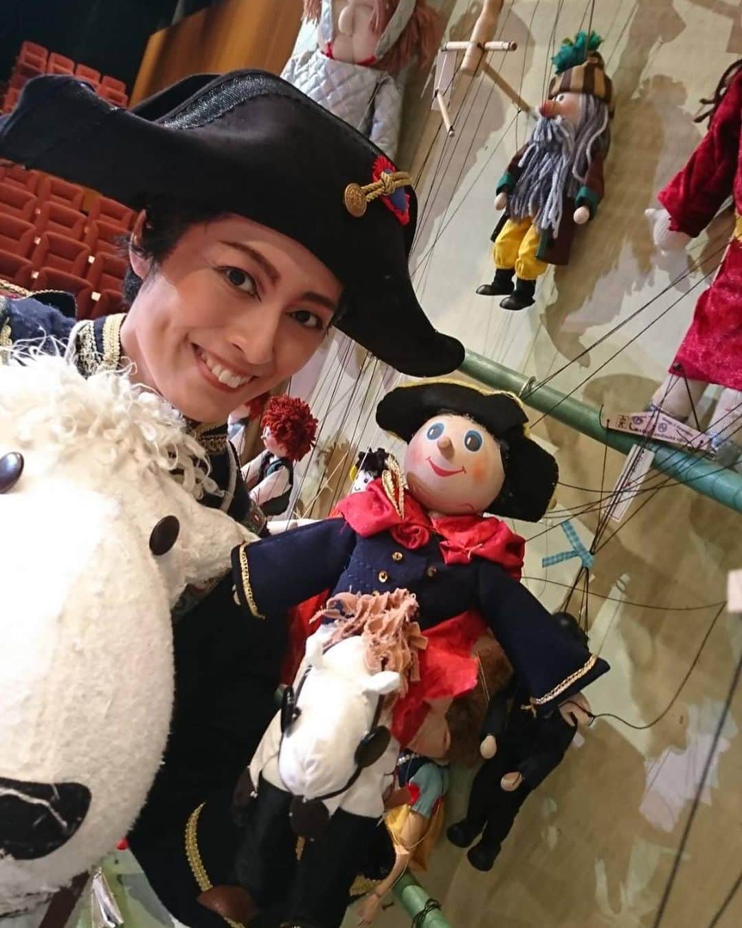 剣崎裕歌（石川裕梨）さんのインスタグラム写真 - (剣崎裕歌（石川裕梨）Instagram)「すごく遅くなりました！！！！ ミュージカル「マリオネット」無事終演致しました！！！！ 連日沢山のお客様に観にいらして頂きました。有難うございました。観に来られなかったけど応援してくださっていた皆様も、有難うございました！！！！ 私の大好きな作品マリオネット。あー終わってしまったーーー。 2012年に出演させて頂いた際、私、25歳だったのですよ。当時はナポレオンという大役に対するプレッシャーがあったり、宝塚をやめてから初めての男役だったので、宝塚が嫌でやめたのに、宝塚っぽい事をしたくないみたいな想いもあって、素直に役と向き合えなくて、それが解けたのが本番を迎えてからな気がしていたのですよ。でもそれからは、男役が出来るっていう事が自分の個性だとか、特技なんだとか思えるようになったりして、私を大きく変えてくれたのがこのマリオネットという作品だったのです。 でも今回また出演させて頂いて、まぁまだナポレオンをやらせて頂くには若いと思うのだけど、それなりに年齢と経験を重ねた事でプレッシャーも減ったし、そもそも女なのに男をやって…とかすら考えてないジェンダーレスな自分がいて、余計な事を考えずに真っ直ぐ役と向き合えた事で、より周りの事が見えるようになって、より作品への愛が深まりました✨✨ 再び私を成長させてくれたこの作品に感謝。出演させてくれた大塚さんとミュージカル座さんに感謝します。 ありがとう。ありがとう。大好きだー！！！！！！！！ #ミュージカル　#マリオネット　#終演　#ありがとう　#またいつか」1月26日 22時01分 - uriyarou