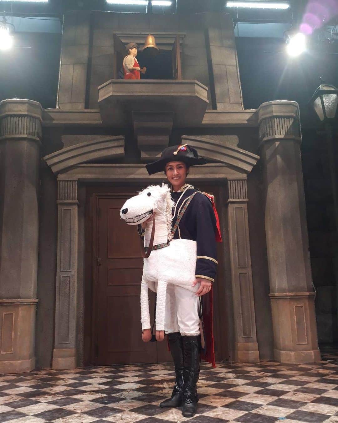 剣崎裕歌（石川裕梨）さんのインスタグラム写真 - (剣崎裕歌（石川裕梨）Instagram)「すごく遅くなりました！！！！ ミュージカル「マリオネット」無事終演致しました！！！！ 連日沢山のお客様に観にいらして頂きました。有難うございました。観に来られなかったけど応援してくださっていた皆様も、有難うございました！！！！ 私の大好きな作品マリオネット。あー終わってしまったーーー。 2012年に出演させて頂いた際、私、25歳だったのですよ。当時はナポレオンという大役に対するプレッシャーがあったり、宝塚をやめてから初めての男役だったので、宝塚が嫌でやめたのに、宝塚っぽい事をしたくないみたいな想いもあって、素直に役と向き合えなくて、それが解けたのが本番を迎えてからな気がしていたのですよ。でもそれからは、男役が出来るっていう事が自分の個性だとか、特技なんだとか思えるようになったりして、私を大きく変えてくれたのがこのマリオネットという作品だったのです。 でも今回また出演させて頂いて、まぁまだナポレオンをやらせて頂くには若いと思うのだけど、それなりに年齢と経験を重ねた事でプレッシャーも減ったし、そもそも女なのに男をやって…とかすら考えてないジェンダーレスな自分がいて、余計な事を考えずに真っ直ぐ役と向き合えた事で、より周りの事が見えるようになって、より作品への愛が深まりました✨✨ 再び私を成長させてくれたこの作品に感謝。出演させてくれた大塚さんとミュージカル座さんに感謝します。 ありがとう。ありがとう。大好きだー！！！！！！！！ #ミュージカル　#マリオネット　#終演　#ありがとう　#またいつか」1月26日 22時01分 - uriyarou