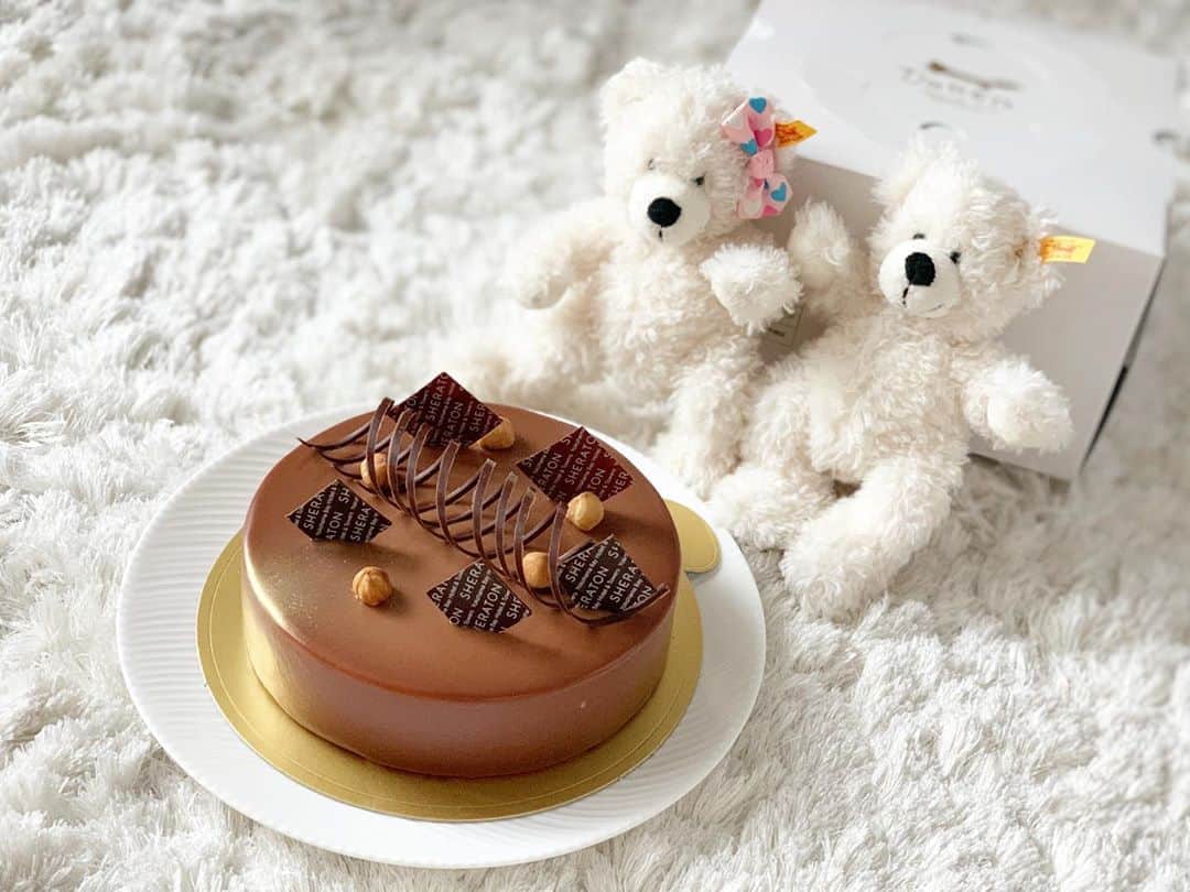 こままりえさんのインスタグラム写真 - (こままりえInstagram)「✴︎ chocolate CAKE🎂 . ケーキの写真を撮っていたら 娘ちゃんがお気に入りのくまちゃんにも 食べさせてあげるんだと 張り切ってセッテイングしてくれました🧸 その後延々とハッピーバースデー歌いました😂🎶 10回くらいくまちゃんの誕生日祝ったところで ようやく飽きたみたい…😂💦 . @sheratonyokohama のドーレの #オランジェノワベット をリピートしました🎂 今回で二回目😝✌️ チョコレート好きにはこの濃厚さと 見た目の美しさがたまりません💗 . 毎回その美しさとおいしさに感動するので 武藤修司シェフにお会いしたら どうやってインスピレーションしてるのか 一度聞いてみたい👨‍🍳✨✨ . #リピート #リピ買い #チョコレートケーキ #ケーキ #ホールケーキ #スイーツ #スイーツタイム #チョコレート #横浜ベイシェラトン #横浜 #シェラトン #ベイシェラトン #ベイシェラトン横浜 #ドーレ #ペストリーショップ #武藤修司 #yokohamabaysheraton #sheraton #sheratonhotels #yokohama #今日のおやつ #美味しかった #至福のひととき #ケーキ好き #チョコレート好き #ハッピーバースデー #バースデーソング #娘ちゃんの成長記録 #2歳8ヶ月」1月26日 22時01分 - komamarie