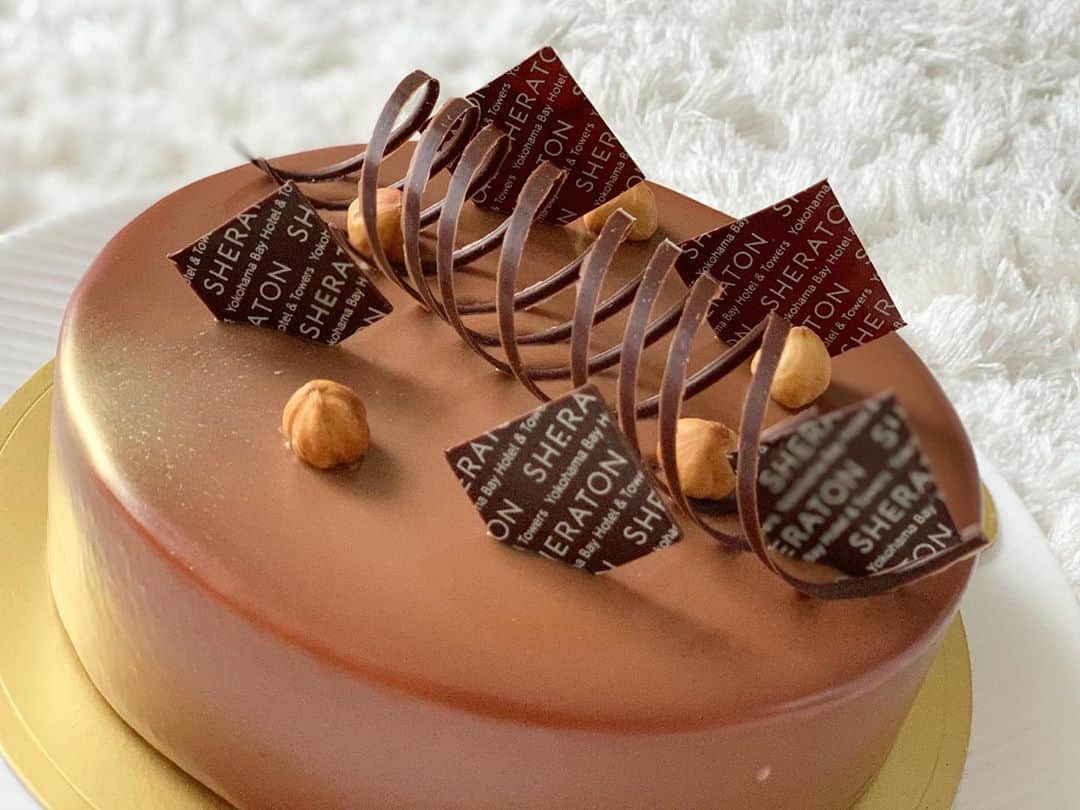 こままりえさんのインスタグラム写真 - (こままりえInstagram)「✴︎ chocolate CAKE🎂 . ケーキの写真を撮っていたら 娘ちゃんがお気に入りのくまちゃんにも 食べさせてあげるんだと 張り切ってセッテイングしてくれました🧸 その後延々とハッピーバースデー歌いました😂🎶 10回くらいくまちゃんの誕生日祝ったところで ようやく飽きたみたい…😂💦 . @sheratonyokohama のドーレの #オランジェノワベット をリピートしました🎂 今回で二回目😝✌️ チョコレート好きにはこの濃厚さと 見た目の美しさがたまりません💗 . 毎回その美しさとおいしさに感動するので 武藤修司シェフにお会いしたら どうやってインスピレーションしてるのか 一度聞いてみたい👨‍🍳✨✨ . #リピート #リピ買い #チョコレートケーキ #ケーキ #ホールケーキ #スイーツ #スイーツタイム #チョコレート #横浜ベイシェラトン #横浜 #シェラトン #ベイシェラトン #ベイシェラトン横浜 #ドーレ #ペストリーショップ #武藤修司 #yokohamabaysheraton #sheraton #sheratonhotels #yokohama #今日のおやつ #美味しかった #至福のひととき #ケーキ好き #チョコレート好き #ハッピーバースデー #バースデーソング #娘ちゃんの成長記録 #2歳8ヶ月」1月26日 22時01分 - komamarie