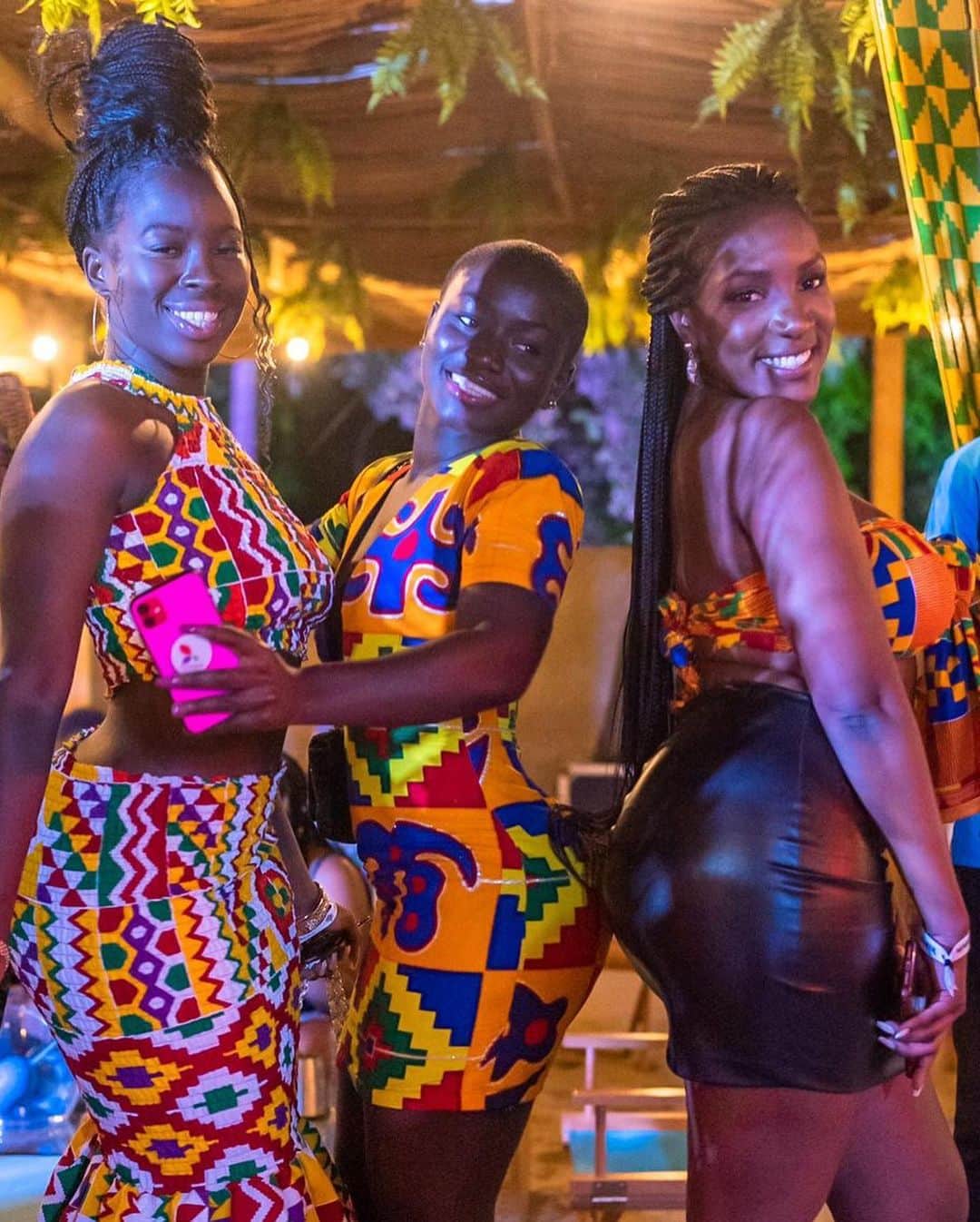 Fuse ODGさんのインスタグラム写真 - (Fuse ODGInstagram)「🇬🇭🇬🇭 TINA Festival 2020 💥💥💥- Kente Party.  So beautiful to see everyone in their Kente outfits 😍😍 we connected, we vibeeed, we Ra raa raaad!! Thank you to everyone that came from every corner of the globe!!! Will be sharing more from 3 days .. stay tuned!!!! 😁  @tinafestivalgh  #Newafricanation #tinafestival2020」1月26日 22時02分 - fuseodg