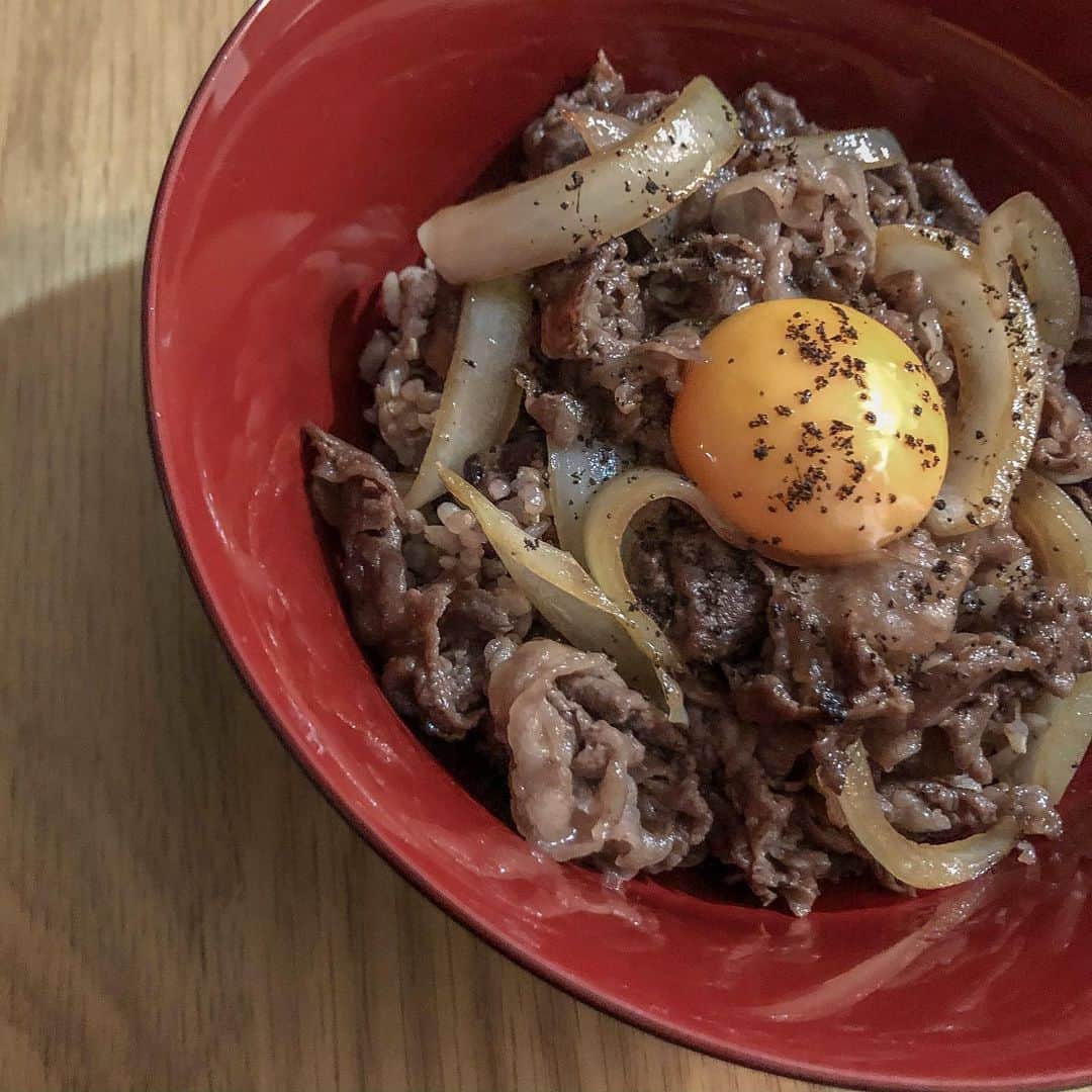 のインスタグラム：「佐賀牛やでぇーーーー！ すき焼き風の牛丼にしました。  昨日ストーリーで質問箱やったら、久々に萌乃飯が見たいというコメントをいただいていたので。笑 黒七味も好き。  #萌乃飯#佐賀牛」
