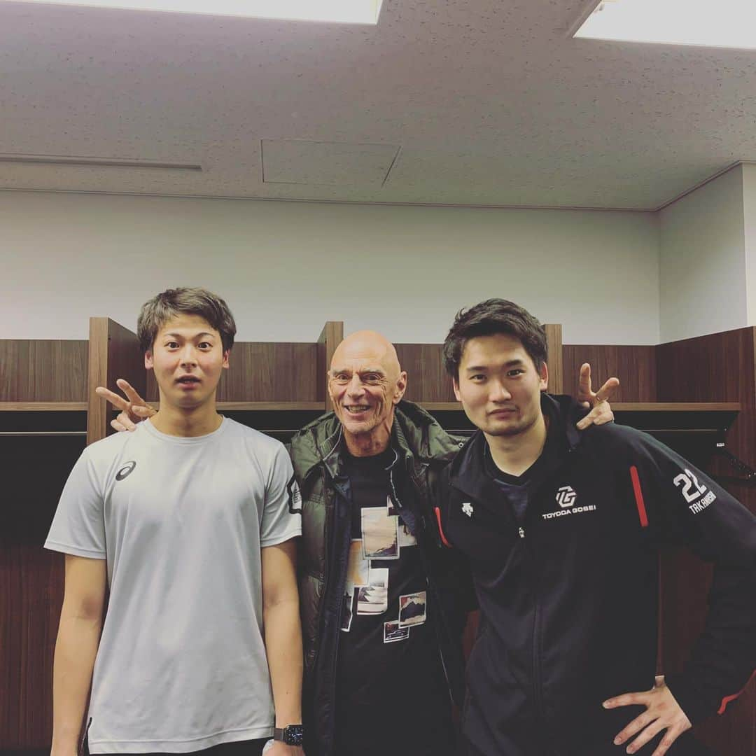 永露元稀のインスタグラム：「. This picture is like a grandson and grandpa👩‍🦲🧓 I've worked with him just for a short time but I learned a lot from him😚 I wanted him to teach me more, but I couldn't😱😱 From now on, I’ll put into practice what he taught me🙆‍♂️ . #wolfdogsnagoya  #anderskristiansson  #eiromotoki  #takanashikenta . #mottomotto #tuyokunaritai #doryokunimasarutensainashi」