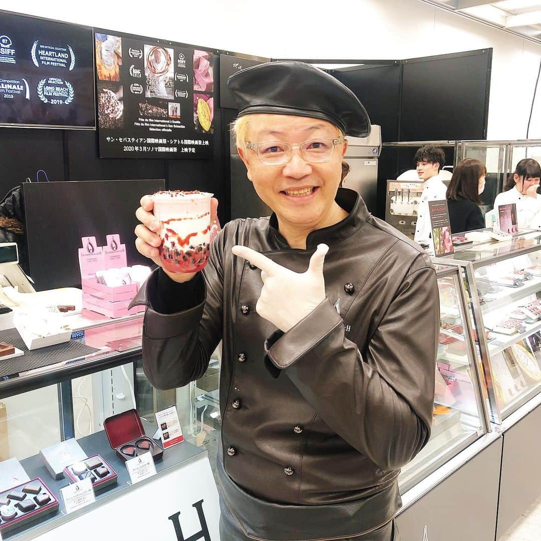 里井真由美さんのインスタグラム写真 - (里井真由美Instagram)「🍫💓● ルビーショコラ タピオカ〜 ・ ・ @lechocolatdeh_ginza  ル ショコラ ドゥ アッシュ @htsujiguchi  辻口シェフの「サロンデュショコラ2020」会場で限定発売❗️ その場で頂ける品ですー♡ ・ ・ 混ざり具合、色のバランス、おいしさ。。さすが 世界の辻口シェフ！ ・ ・ ボンボンショコラもおすすめ盛りだくさん。会場混んでるかと思いますが、限定品も多いので ぜひに♡ ・ ・ #サロンデュショコラ2020 #サロンデュショコラ#ルビーチョコ#ルビーチョコレート #栗スイーツ#モンブラン#モンブラン巡り#和栗のモンブラン#栗#フランス栗#里井真由美 #さといいね#栗スイーツ#デパ地下#ホテルスイーツ#デパ地下スイーツ#ホテル#ありが糖運動#まゆログ#フードジャーナリスト里井真由美」1月26日 22時04分 - mayumi.satoi