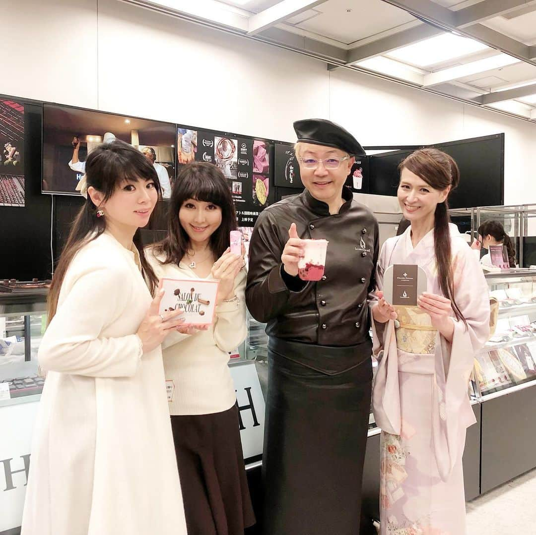 里井真由美さんのインスタグラム写真 - (里井真由美Instagram)「🍫💓● ルビーショコラ タピオカ〜 ・ ・ @lechocolatdeh_ginza  ル ショコラ ドゥ アッシュ @htsujiguchi  辻口シェフの「サロンデュショコラ2020」会場で限定発売❗️ その場で頂ける品ですー♡ ・ ・ 混ざり具合、色のバランス、おいしさ。。さすが 世界の辻口シェフ！ ・ ・ ボンボンショコラもおすすめ盛りだくさん。会場混んでるかと思いますが、限定品も多いので ぜひに♡ ・ ・ #サロンデュショコラ2020 #サロンデュショコラ#ルビーチョコ#ルビーチョコレート #栗スイーツ#モンブラン#モンブラン巡り#和栗のモンブラン#栗#フランス栗#里井真由美 #さといいね#栗スイーツ#デパ地下#ホテルスイーツ#デパ地下スイーツ#ホテル#ありが糖運動#まゆログ#フードジャーナリスト里井真由美」1月26日 22時04分 - mayumi.satoi