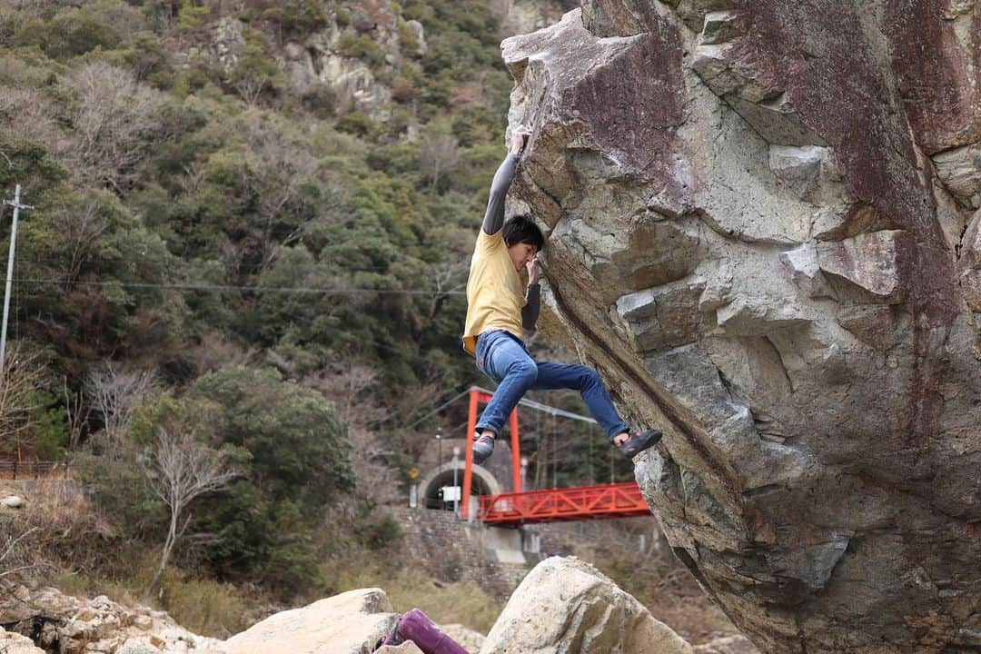 濱田健介のインスタグラム：「I climbed new line at Mukogawa yesterday. It is left side of Second fill from same start.  I think maybe FA.  I named it Bansyaku, and grade is V8. So cool. (Photo1) And I also climbed Over flowing V12. I felt hard. (Photo2) 昨日は昼から武庫川へ。 開拓当初より目をつけていたラインを登った。セカンドフィル左の被りを抜けていくんやけど、工事以前は高すぎて後回しにしてたやつ。 ムーブの選択肢がいろいろ見えて、迷ったけどわかればそこまで難しくはなかった。全く触られていない感じだったので、おそらく初登かと。 晩酌 2段で。一応、易しめの2段くらいかなーって思ったけど、楽なムーブが他にもありそうやし、よくわからんな。 兎にも角にも見た目の威圧感もあって良いラインです。あ、スタートはセカンドフィルと同じアンダーです。 日暮れ前に何気にやってなかったOver flowing 4段も登って終了。最近ムーブが見つかって、それだと4段ない？みたいな噂を聞いてたけど、苦手なのか？普通に悪くて4段くらいに感じた。 @rockmasterhq  @unparallelup  @organicclimbing  @nogradjustfeeling  @camp1889」