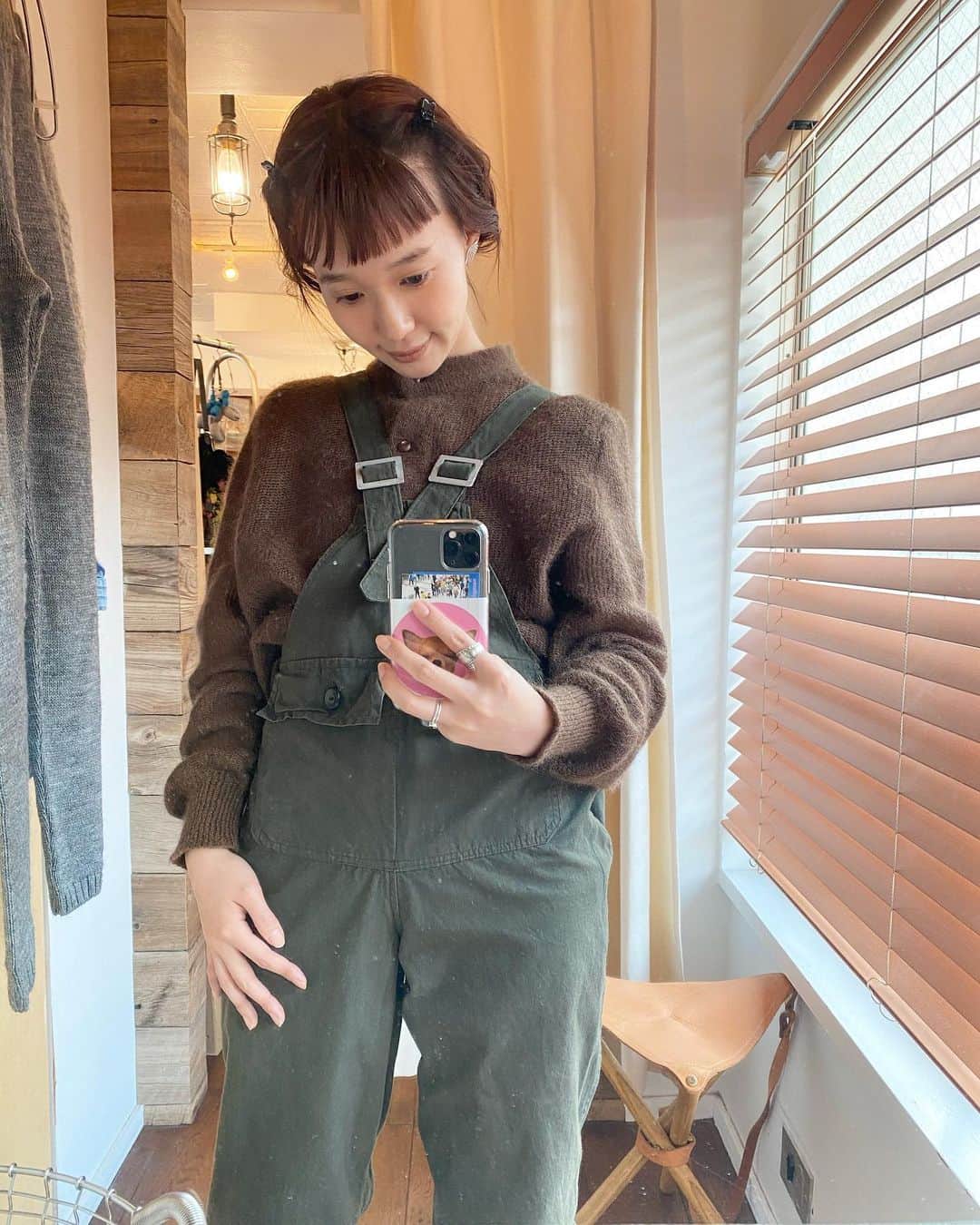 柴田紗希さんのインスタグラム写真 - (柴田紗希Instagram)「見たことのない軍物繋ぎを発見！ サイズピッタリ！ 小さめに着て女性らしくも見える。 出会ってしまったよ。 これだから古着はやめられない。 とまらない大変。 #vintage @april_vintageclothing」1月26日 22時08分 - shibasaaki