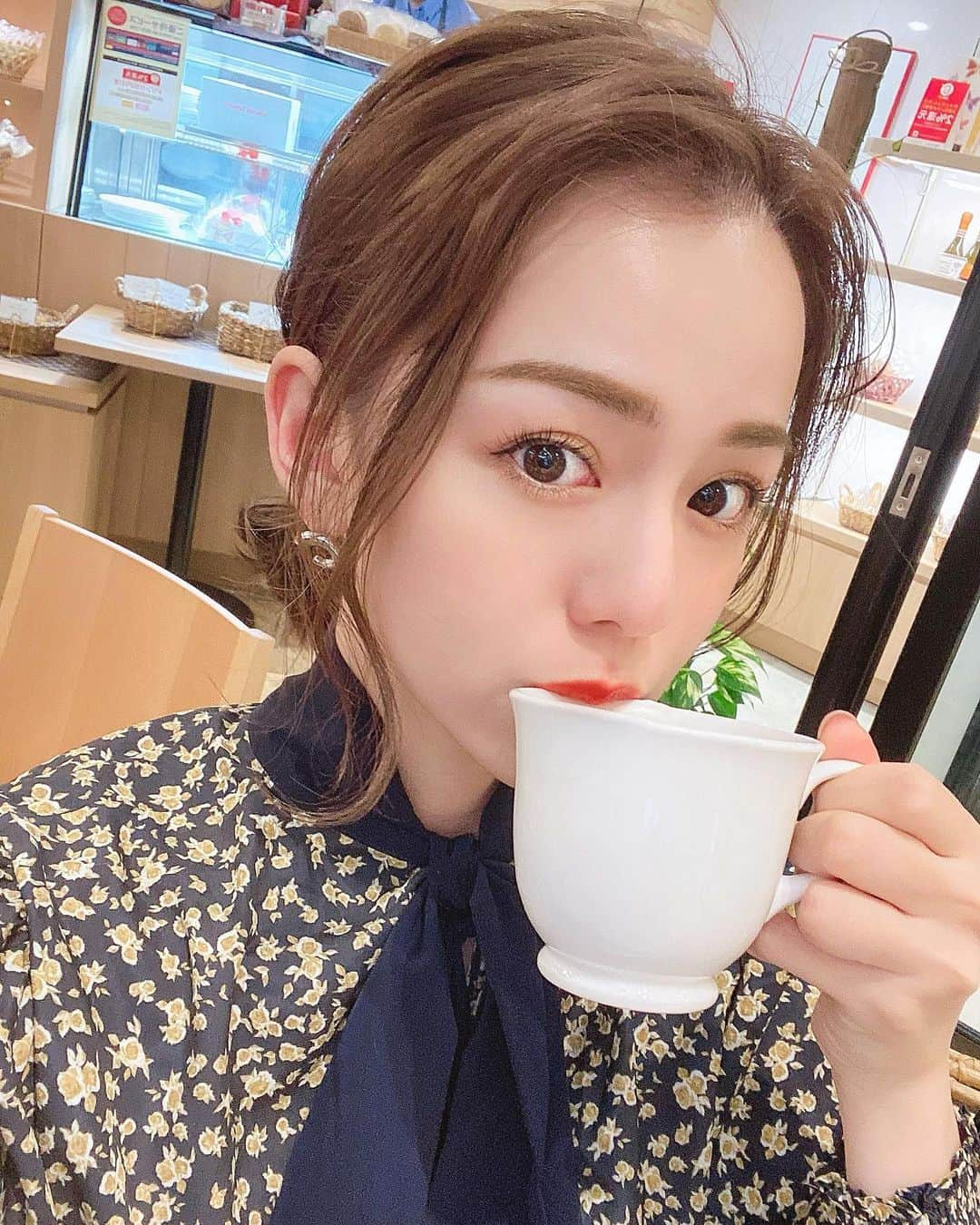 黒田真友香さんのインスタグラム写真 - (黒田真友香Instagram)「セミナーに登壇する日だったので 大人っぽく赤リップにした日💄  以前から紹介していた家庭用光美容器、ルメアアドバンスを使って早一ヶ月が過ぎました🥺  またまた使用中の動画を載せたので 3枚目見てね😍  ルメアアドバンスについて多かった質問をまとめます！ ・ ・ ■ジェルなどは必要ですか？ →必要ないです。シェービングした肌にそのままあててOK🙆‍♀️照射後特に乾燥したりもしないです！ ・ ・ ■サングラスやアイガードは必要ですか？ →これも必要ないです！動画見てもらったら分かりやすいのですが、光が全然強くないんです👀 ・ ・ ■照射中熱いですか？？ →打った瞬間は少し熱いですが、そのあと冷やしたくなるような熱さでは全然ないです。  こんな感じで特に何の準備もなく、手軽にできるのでサボることなく続けられそうです😍  #ルメアアドバンス #フィリップス　#光美容器　#美肌　#美容　#自宅エステ　#脱毛 #脱毛器 #ルメア　#philips　#フィリップスアンバサダー　#PR」1月26日 22時12分 - kurodamayukaxx