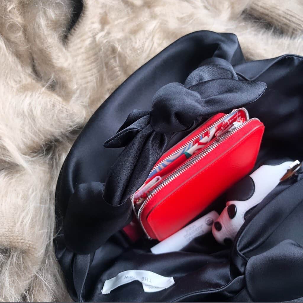 のインスタグラム：「・ ちらっ🐼  一粒万倍日&天赦日に  #loewe  #hermes  #therow」