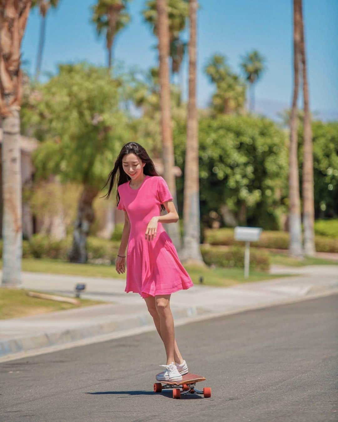 コ・ヒョジュさんのインスタグラム写真 - (コ・ヒョジュInstagram)「Are you having a good Lunar New Year holiday?  I was invited to Disneyland CA during the Lunar New Year holidays! Yay😆🎡🎢🎠🏰 I really want to shoot longboard and rollerskate video here, but as you know skating is not allowed here. It’s sad but I'm uploading unpublished photos of last year's LA 💖 Btw my travel photos in Disneyland are being uploaded on @hyojooslife (link in bio), come and see! - 다들 설연휴 잘 보내고 계신가요?! 저는 설연휴 맞춰서 LA 디즈니랜드 초청 받아서 왔는데 여기서는 보드도 롤러도 못탄대요ㅜ(알고 있지만 아쉬움) 아쉬운대로 작년 LA 미공개 사진 올려봅니다💖 디즈니랜드에서의 여행사진은  @hyojooslife (link in bio)에 열심히 올리고있으니 슬쩍 구경오세요! . . . 📸 @jpak_dosa #longboard #longboarding #longboardgirl #longboarddancing #롱보드 #롱보드댄싱 #travelphotography #hyojooko #고효주 #california #캘리포니아여행」1月26日 22時17分 - hyo_joo