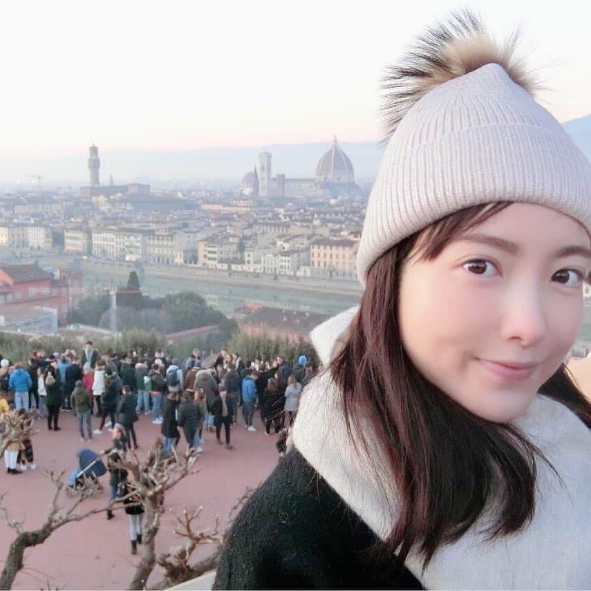 天明麻衣子のインスタグラム：「お正月を過ごしたフィレンツェは、こじんまりして上品な、まるで貴婦人のような街でした✨江國香織さんと辻仁成さんの「冷静と情熱のあいだ」を読んで、フィレンツェのドゥオモに憧れたなぁ☺️ もうそろそろ1ヶ月が経とうとしているのにびっくり…！今年も早く過ぎそうだ💦 #年末年始 #イタリア旅行 #お正月 #フィレンツェ #ドゥオモ」