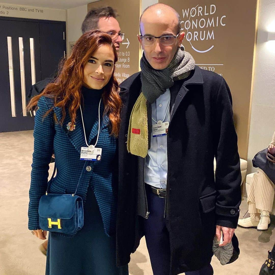 ミロスラヴァ・デュマさんのインスタグラム写真 - (ミロスラヴァ・デュマInstagram)「From the author of best selling Sapiens, Homo Deus and 21 Lessons of 21 Century Yuval Noah Harari @yuval_noah_harari : “Already today billions of people trust the @facebook algorithm to tell us what is new, the @google algorithm tells us what is true, @netflix tells us what to watch, and the @amazon and @alibaba.group algorithms tell us what to buy.  In the not-so-distant future, similar algorithms might tell us where to work and who to marry, and also decide whether to hire us for a job, whether to give us a loan, and whether the central bank should raise the interest rate.” Read full @yuval_noah_harari blistering warning on @worldeconomicforum  link in bio #wef20 #davos」1月26日 22時21分 - miraduma