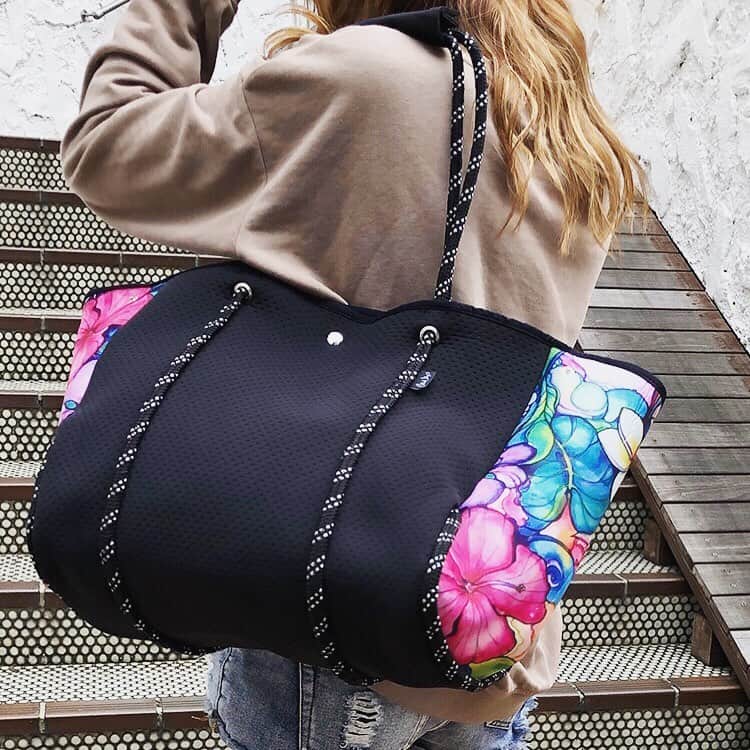 ラレイアのインスタグラム：「🌺 お買い物マラソン期間中！ 今ならお得なクーポンも配布中です😊 ・ ネオプレーントートバッグが間も無くご予約第3弾入荷します✨ ・ 人気カラーは完売も早いのでお早めに😍💫 ・ ・ @laleia_official  @colleenwilcoxgallery_jp  #colleenwilcox#art#hawaii#aloha#surf#beach#laleia#ハワイ#フォトジェニック#インスタ映え#インスタ女子#アロハ#ビーチ#海を感じる雑貨#ラレイア#アート#ビーチガール#サーフスタイル#大人カジュアル#秋#秋コーデ#冬コーデ#バッグ#トートバッグ#コリーンウィルコックス」